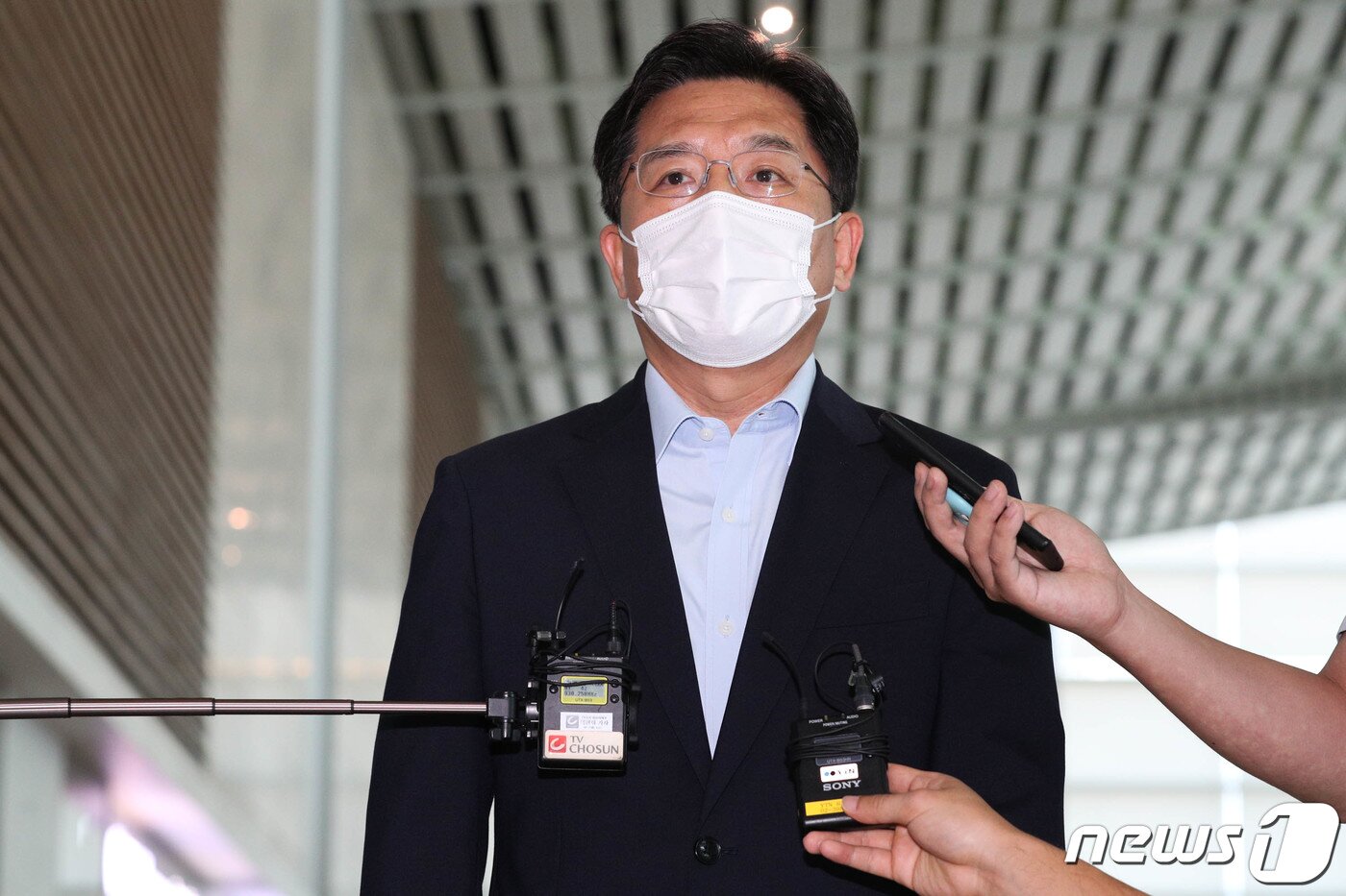 본문 이미지 - 노규덕 한반도평화교섭본부장이 12일 오전 인천공항에서 북핵 문제 협의를 위해 일본 도쿄로 출국하던 중 취재진들의 질문에 답하고 있다. 노 본부장은 도쿄에서 오는 14일까지 후나코시 다케히로 일본 외무성 아시아대양주국장, 성 김 미국 대북특별대표와 함께 북핵수석대표 협의를 진행한다. 2021.9.12/뉴스1 ⓒ News1 성동훈 기자