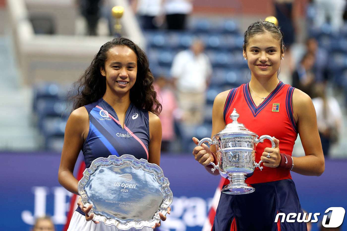 본문 이미지 - 영국의 19세 엠마 라두카누(오른쪽)가 11일(현지시간) 뉴욕의 빌리진 킹 내셔널 테니스 센터에서 열린 US오픈 테니스 대회 여자 단식 결승서 레일라 페르난데스와 '10대 대결' 승리로 생애 첫 메이저 대회 우승을 한 뒤 함께 트로피를 들고 있다. ⓒ AFP=뉴스1 