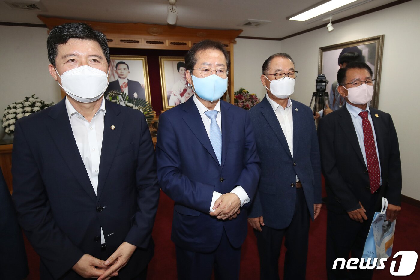 본문 이미지 - 홍준표 국민의힘 대선 경선 후보가 12일 오전 경북 구미시 박정희 전 대통령 생가를 찾아 추모관에서 참배를 마친 뒤 돌아서고 있다. 2021.9.12/뉴스1 ⓒ News1 공정식 기자
