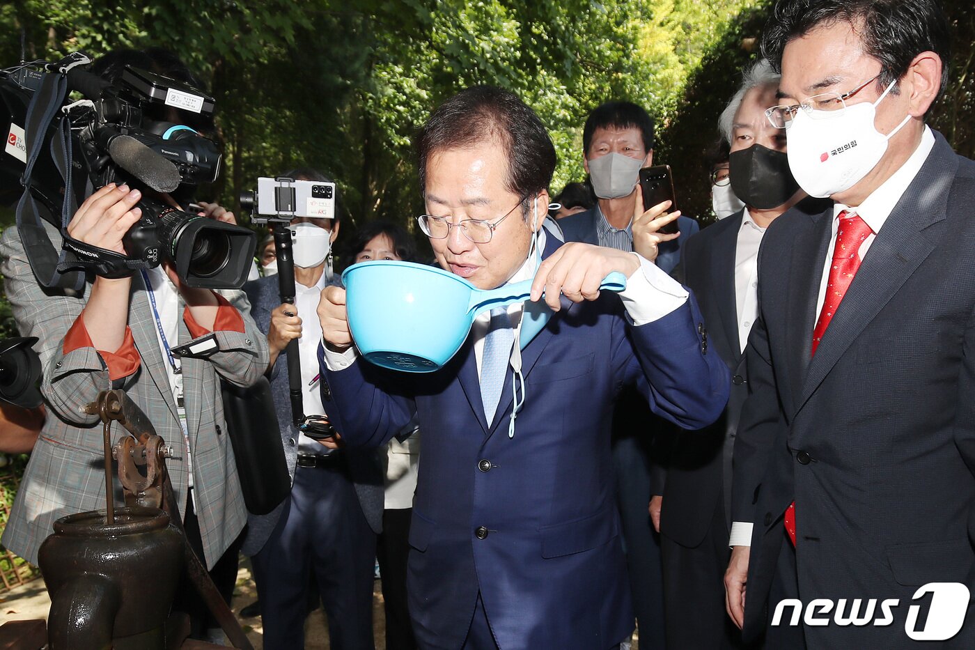 본문 이미지 - 홍준표 국민의힘 대선 경선 후보가 12일 오전 경북 구미시 박정희 전 대통령 생가를 찾아 참배를 마치고 뒤뜰 우물에서 뜬 물을 맛보고 있다. 2021.9.12/뉴스1 ⓒ News1 공정식 기자