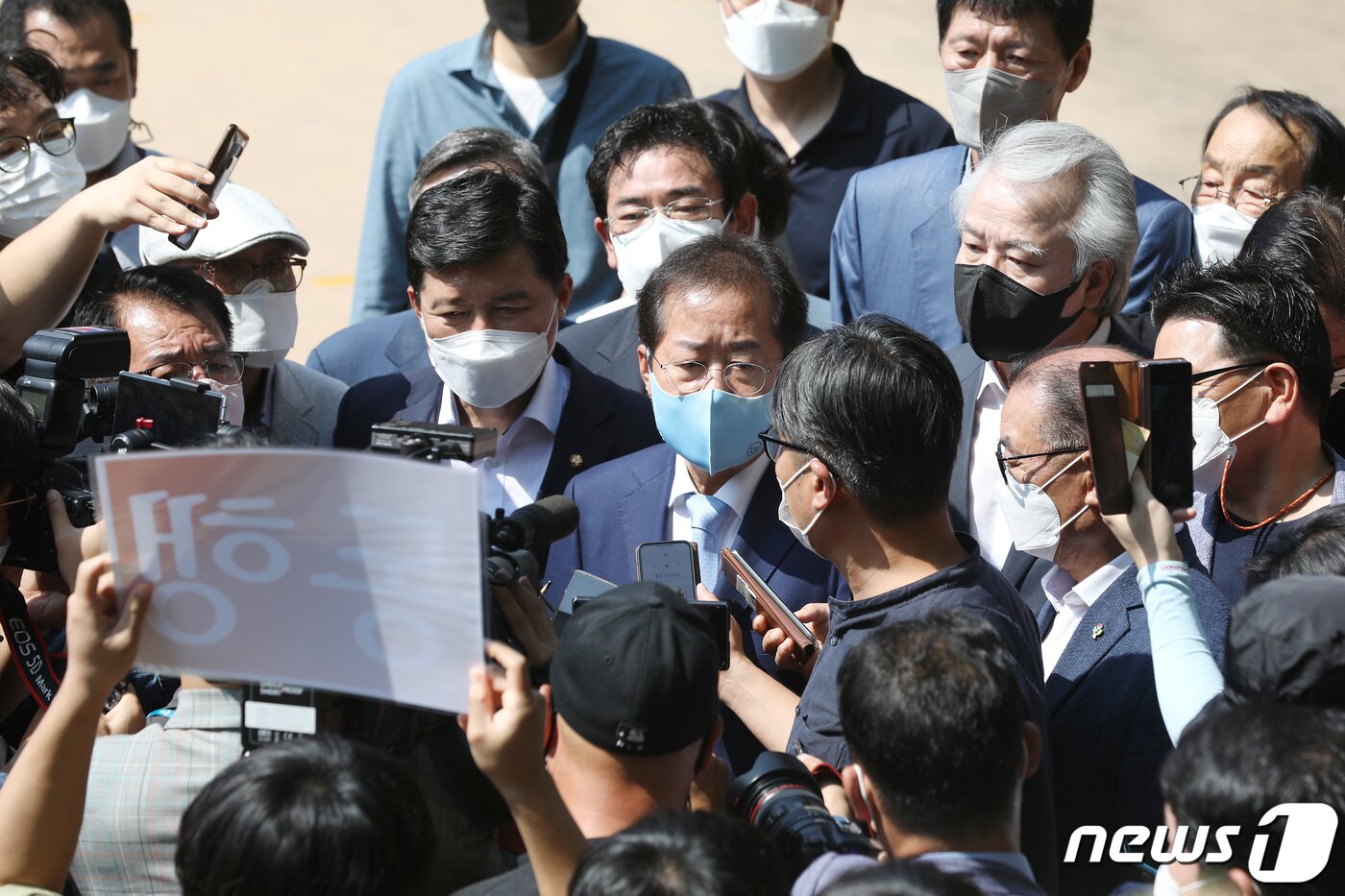 본문 이미지 - 홍준표 국민의힘 대선 경선 후보가 12일 오전 경북 구미시 박정희 전 대통령 생가를 찾아 추모관 참배를 마친 뒤 취재진의 질문에 답하고 있다. 2021.9.12/뉴스1 ⓒ News1 공정식 기자