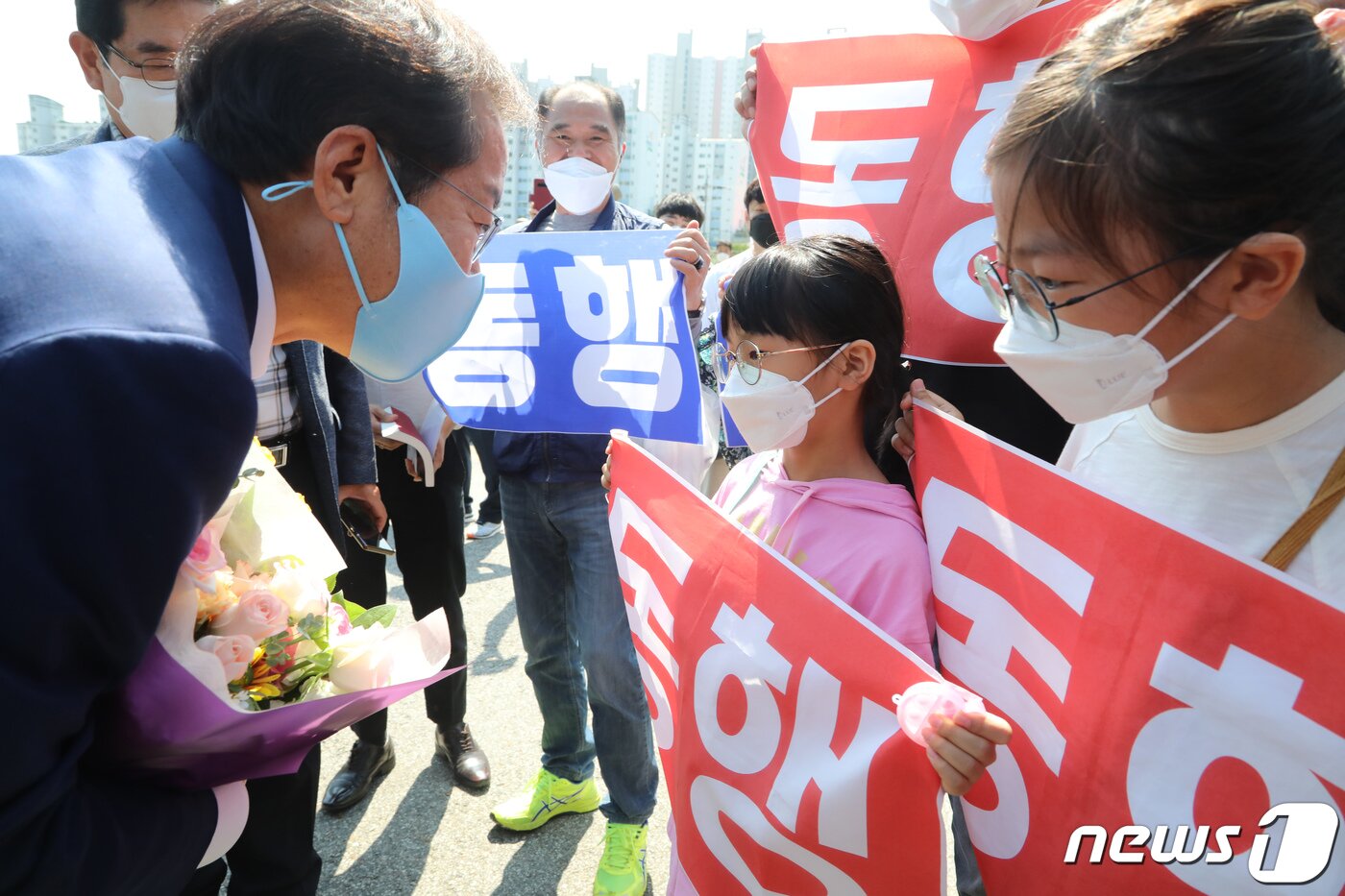 본문 이미지 - 12일 경북 구미 박정희 생가를 방문한 홍준표 국민의힘 대선 예비후보가 환영 나온 어린이들과 얘기를 나누고 있다. 홍 후보는 &#34;민주당이 우리당을 공범으로 엮으려고 짜고 있는 프레임에 넘어가면 바보같은 짓＂이라고 경계했다.2021.9.12/뉴스1 ⓒ News1 정우용 기자