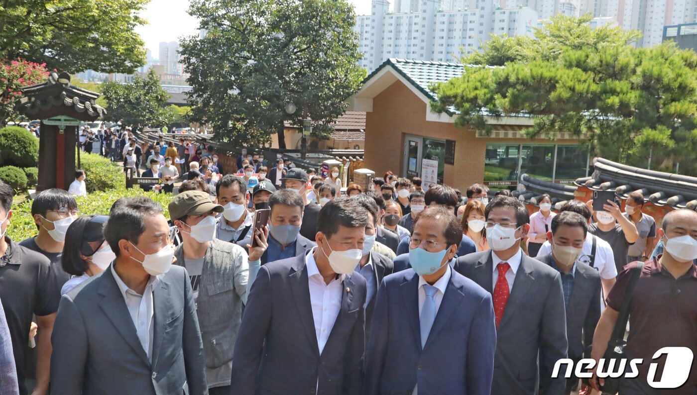 본문 이미지 - 12일 경북 구미 박정희 생가를 방문한 홍준표 국민의힘 대선 예비후보가 생가로 향하고 있다. 홍 후보는 &#34;당 문제도 아닌 후보 개인의 문제에 당이 나서는 것은 옳지 않다＂고 말했다. 2021.9.12/뉴스1 ⓒ News1 정우용 기자