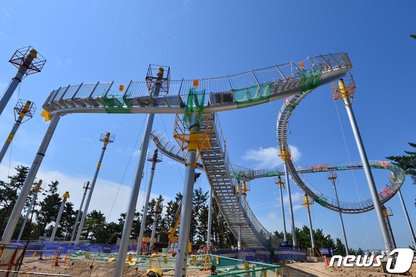 본문 이미지 - 12일 경북 포항시와 포스코 포항제철소가 북구 환호해맞이 공원에 설치 중인 '클라우드'조형물의 거대한 윤곽이 드러났다..2021.9.12/뉴스1 ⓒ News1 최창호 기자