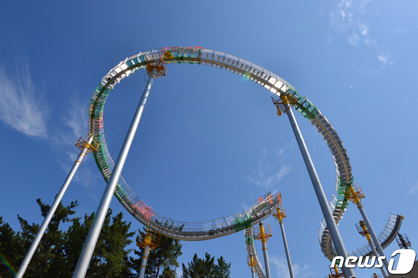 본문 이미지 - 12일 경북 포항시와 포스코 포항제철소가 북구 환호해맞이 공원에 설치 중인 '클라우드'조형물이 제모습을 갖춰가고 있다. 2021.9.12/뉴스1 ⓒ News1 최창호 기자