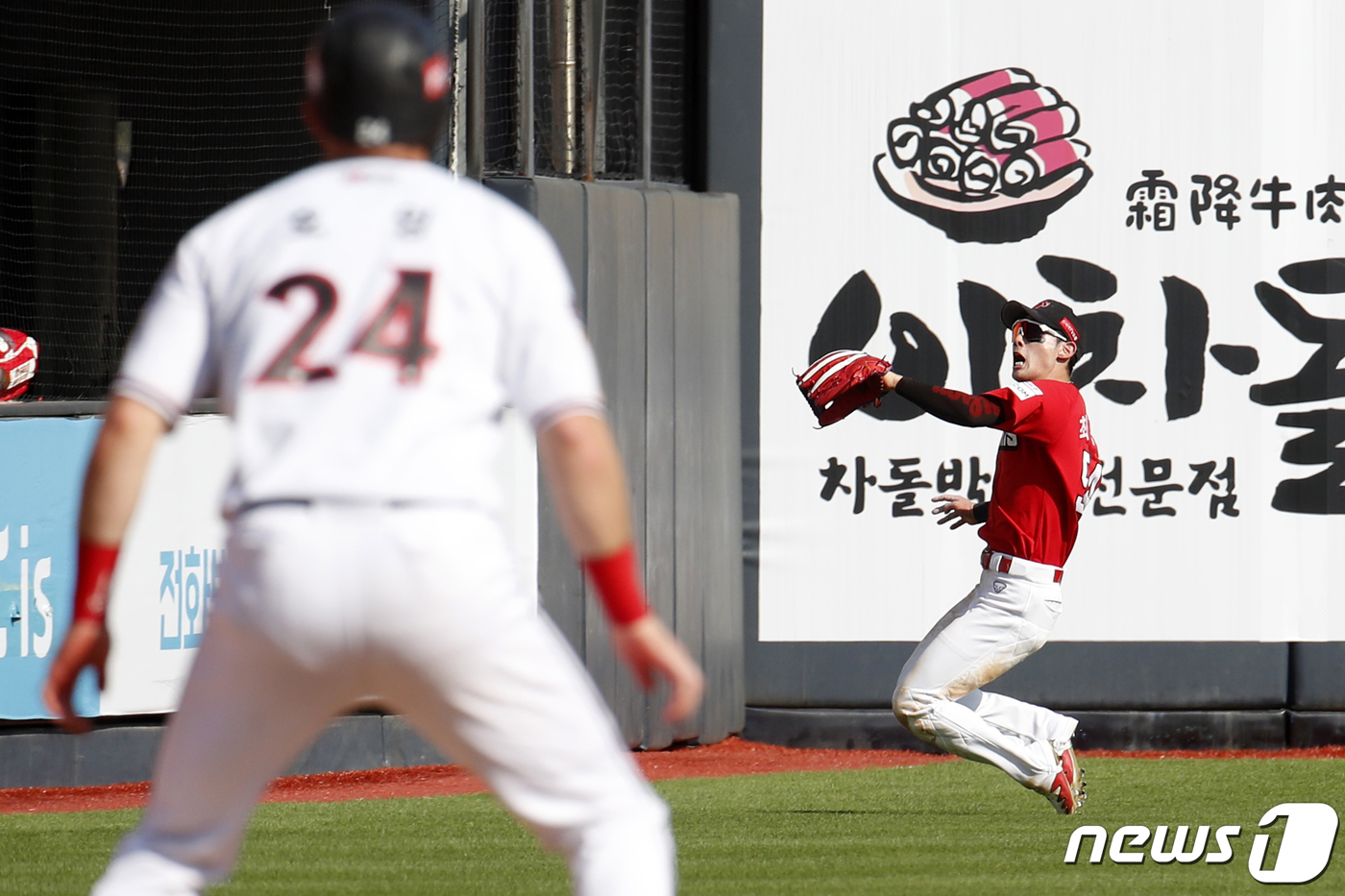 (수원=뉴스1) 이승배 기자 = 12일 오후 경기도 수원시 수원KT위즈파크에서 열린 '프로야구 2021 신한은행 SOL KBO리그' SSG랜더스와 kt위즈의 더블헤더 경기에서 5회 …