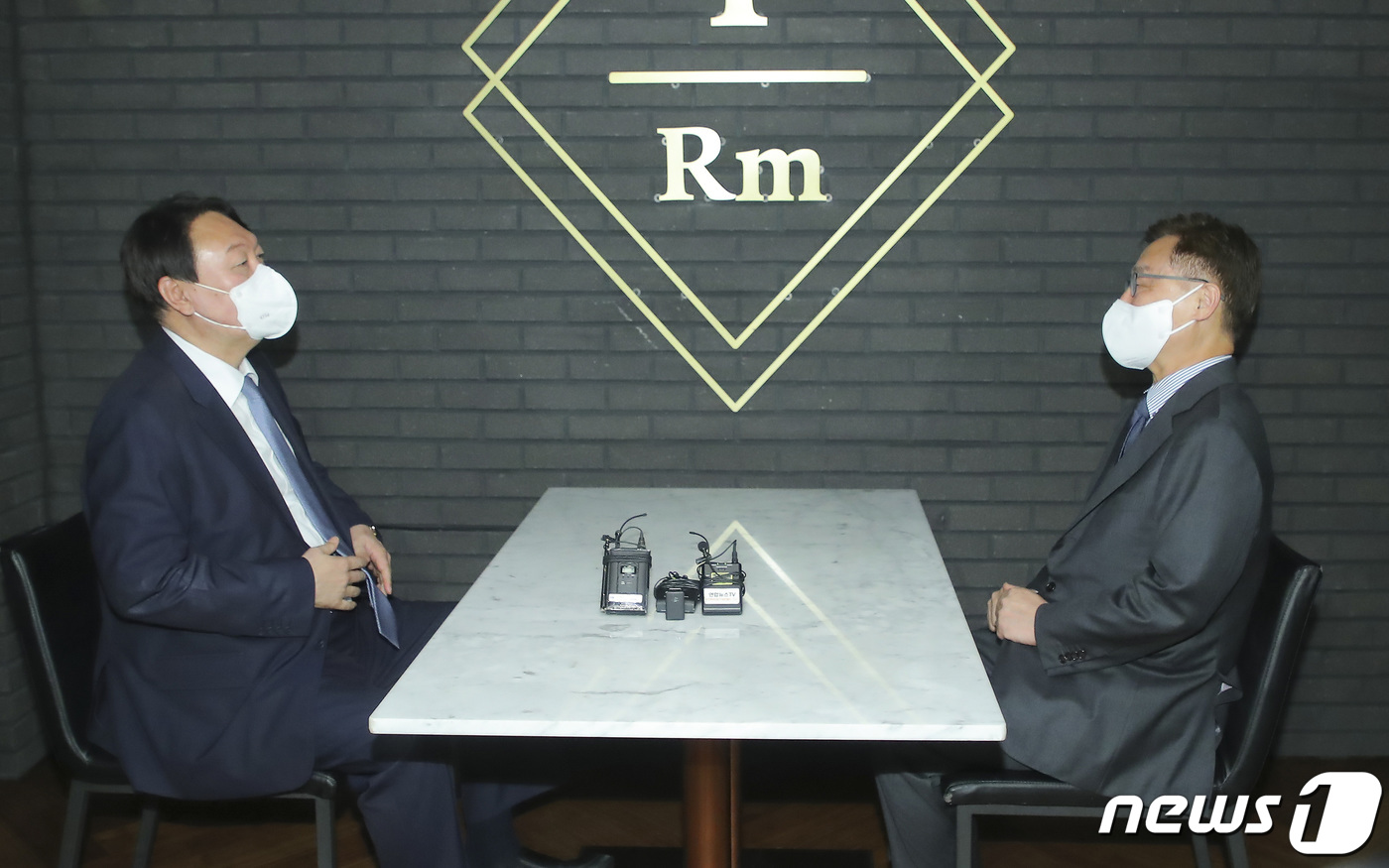 (서울=뉴스1) 이동해 기자 = 국민의힘 윤석열(왼쪽), 최재형 대선 경선 예비후보가 12일 서울 여의도 글래드 호텔에서 정권의 정치공작과 국정원의 대선 개입 의혹 문제에 대처하기 …