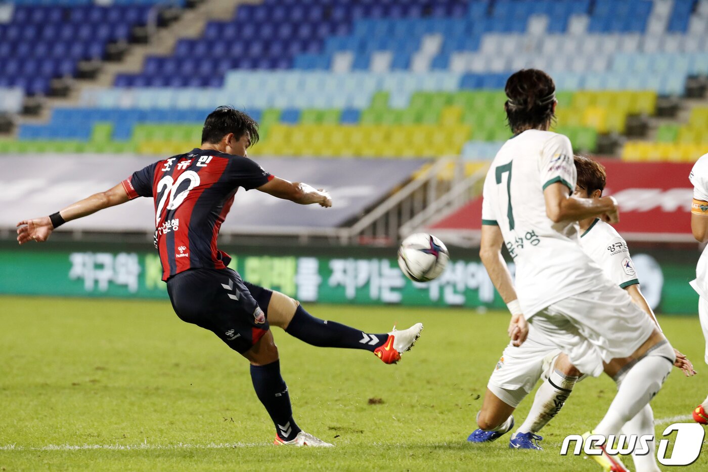 본문 이미지 - 12일 오후 경기도 수원시 팔달구 수원월드컵경기장에서 열린 프로축구 '하나원큐 K리그 2021' 수원FC와 강원FC의 경기에서 수원 조유민이 슛하고 있다. 2021.9.12/뉴스1 ⓒ News1 이승배 기자