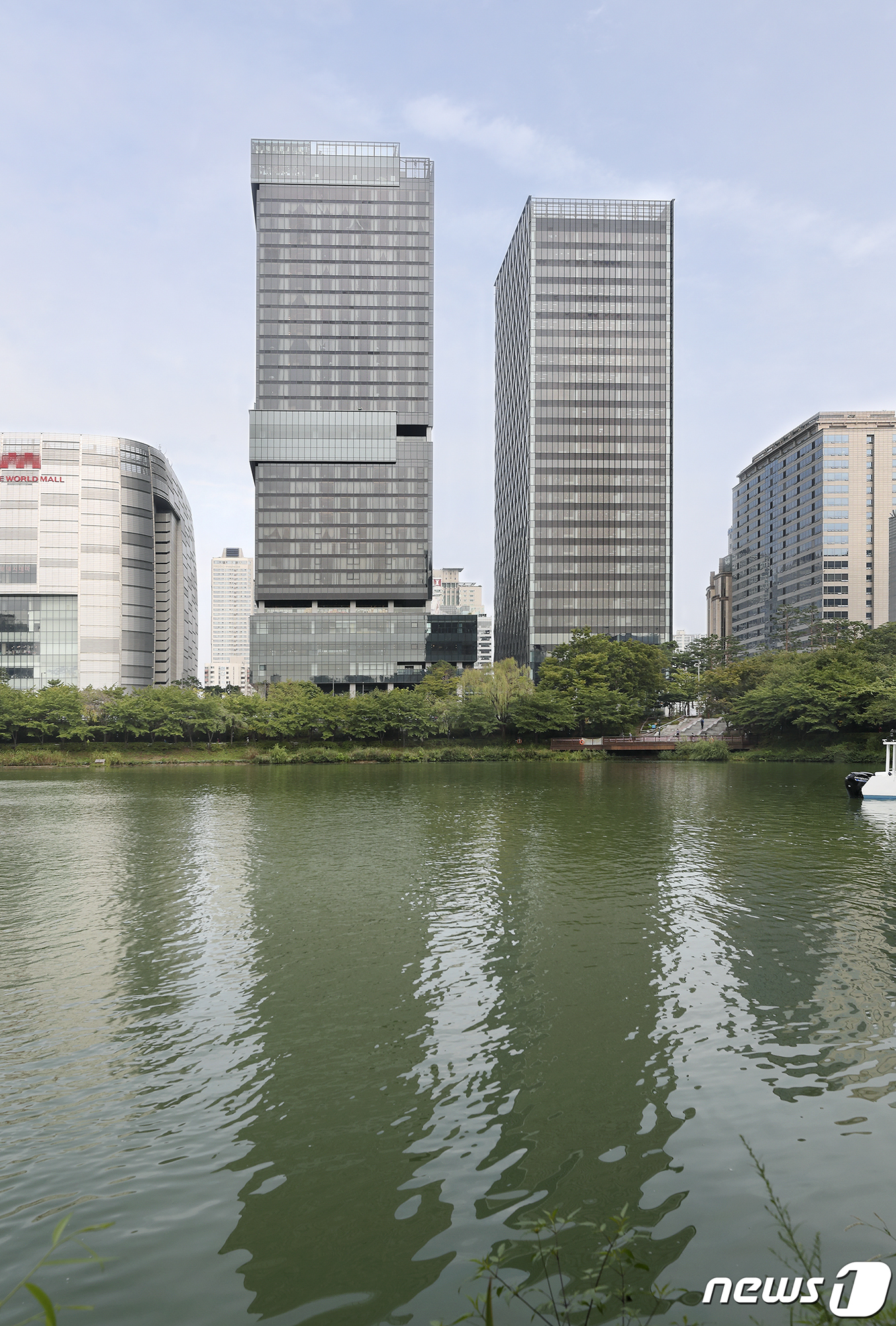 (서울=뉴스1) = KT는 엔터프라이즈부문 및 AI/DX융합사업부문을 최근 서울 송파구에 완공된 ‘KT송파빌딩’으로 이전한다고 13일 밝혔다.KT송파빌딩은 오피스동과 호텔동으로 나 …