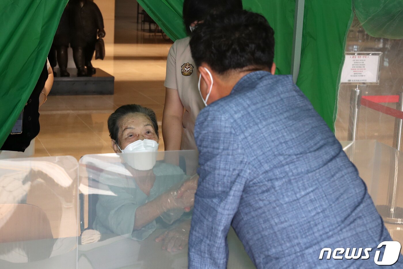 본문 이미지 - 추석특별방역대책에 따른 요양병원 대면면회가 허용된 13일 광주 북구 동행재활요양병원에서 아들과 어머니가 대화를 나누고 있다. 20219.13/뉴스1 ⓒ News1 황희규 기자