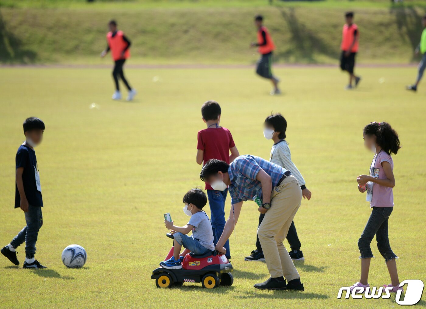 본문 이미지 - 충북 진천군 국가공무원 인재개발원에서 야외활동을 하는 아프가니스탄 특별기여자들 ⓒ News1