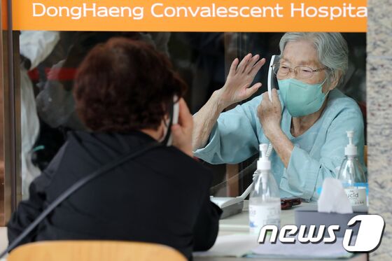 추석특별방역대책에 따른 요양병원 대면면회가 허용된 13일 광주 북구 동행재활요양병원에서 대면면회 신청을 하지 못한 딸과 어머니가 건물 유리벽을 사이에 두고 대화를 나누고 있다. 황희규 기자