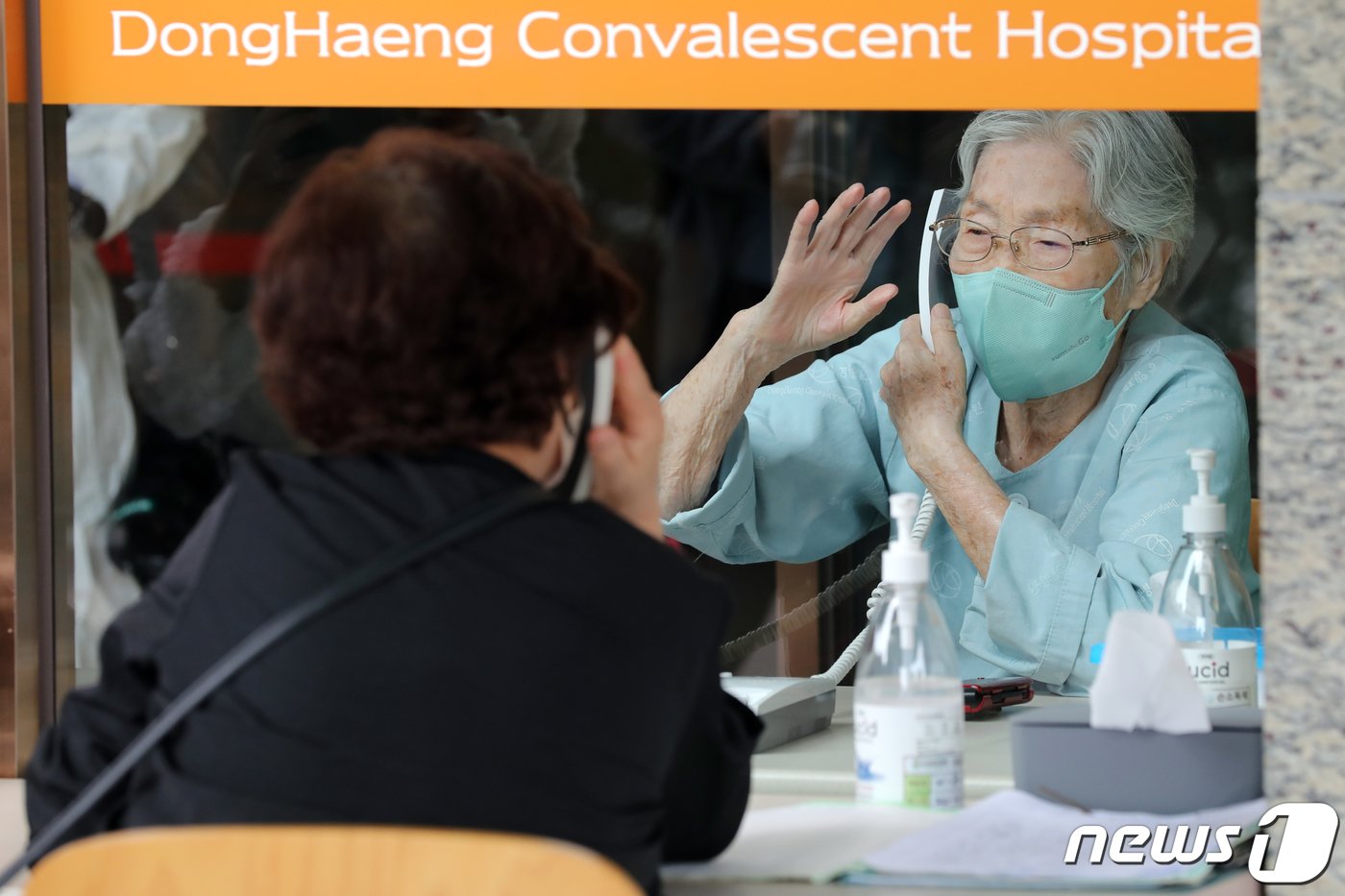 본문 이미지 - 추석특별방역대책에 따른 요양병원 대면면회가 허용된 13일 광주 북구 동행재활요양병원에서 대면면회 신청을 하지 못한 딸과 어머니가 건물 유리벽을 사이에 두고 대화를 나누고 있다. 황희규 기자