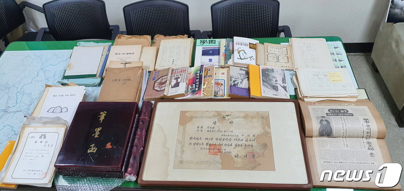 본문 이미지 - 고(故) 구석봉 시인이 남긴 문학자료.ⓒ 뉴스1