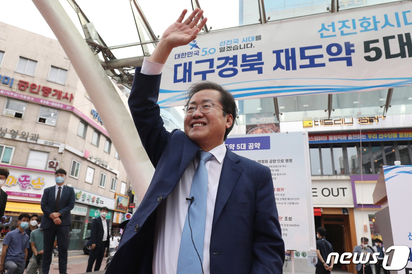 본문 이미지 - 홍준표 국민의힘 대선 경선 예비후보가 13일 오후 대구 중구 동성로 민주광장에서 대구경북 재도약 5대 비전을 발표한 뒤 시민들을 향해 손을 흔들며 인사하고 있다. 공정식 기자