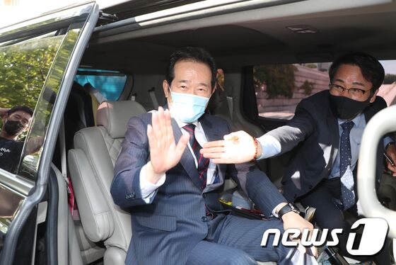 정세균 전 총리가 13일 오후 국회에서 더불어민주당 대선 경선 후보직 사퇴를 선언한 후 차량에 올라 손을 흔들고 있다. 정 전 총리는 이 자리에서 “평당원으로 돌아가 하나 되는 민주당, 새로운 대한민국을 위해서 백의종군하겠다”고 밝혔다. <br />오대일 기자