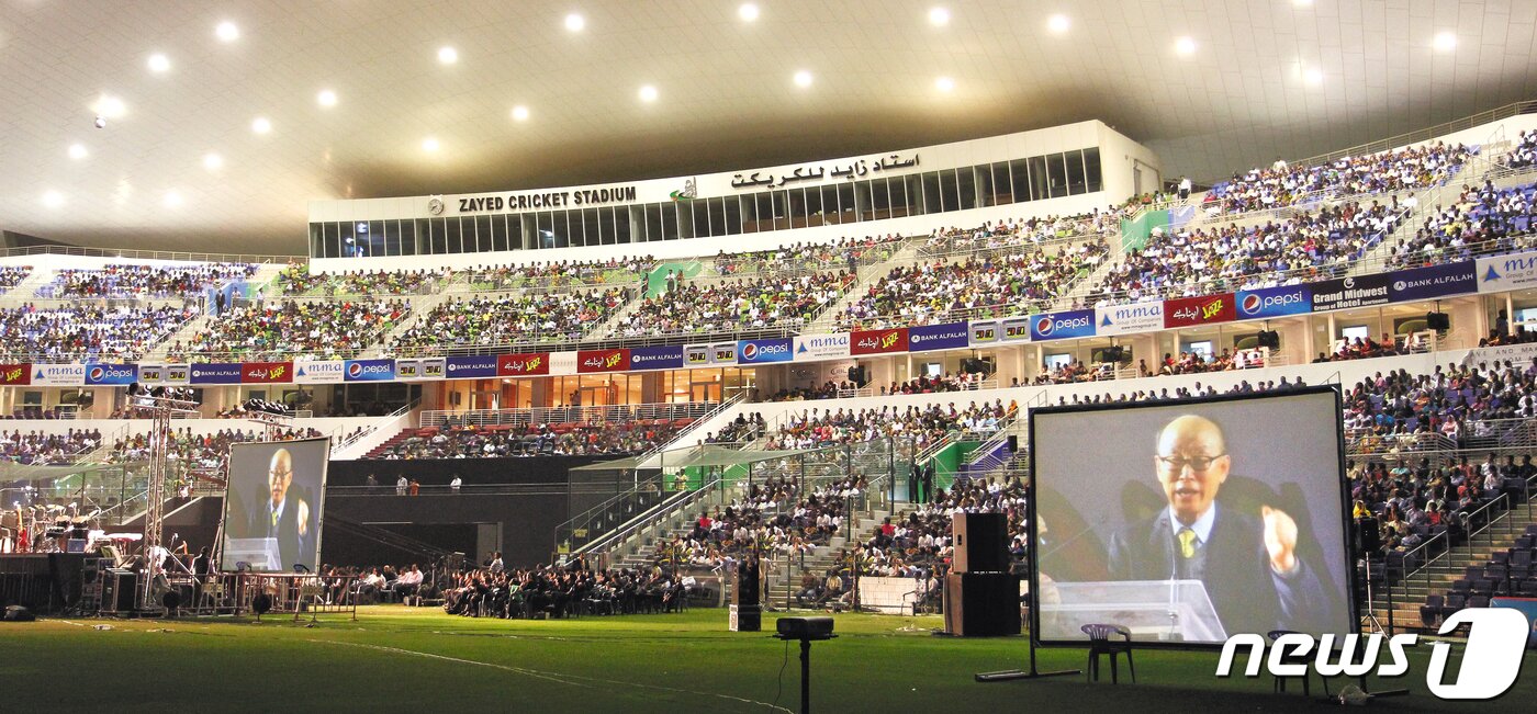 본문 이미지 - 한국 교회 부흥과 세계 교회 성장을 주도하며 개신교 선교역사에 한 획을 그은 여의도순복음교회 설립자 조용기 목사가 14일 아침 7시13분 서울대병원에서 별세했다. 향년 86세. 사진은 2012 아부다비 성회 모습. (여의도순복음교회 제공) 2021.9.14/뉴스1
