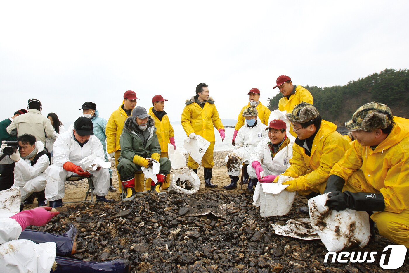 본문 이미지 - 한국 교회 부흥과 세계 교회 성장을 주도하며 개신교 선교역사에 한 획을 그은 여의도순복음교회 설립자 조용기 목사가 14일 아침 7시13분 서울대병원에서 별세했다. 향년 86세. 사진은 2007년 12월 17일 이영훈 목사 등 관계자들과 서해안 기름때 제거작업 봉사하는 조용기 목사. (여의도순복음교회 제공) 2021.9.14/뉴스1