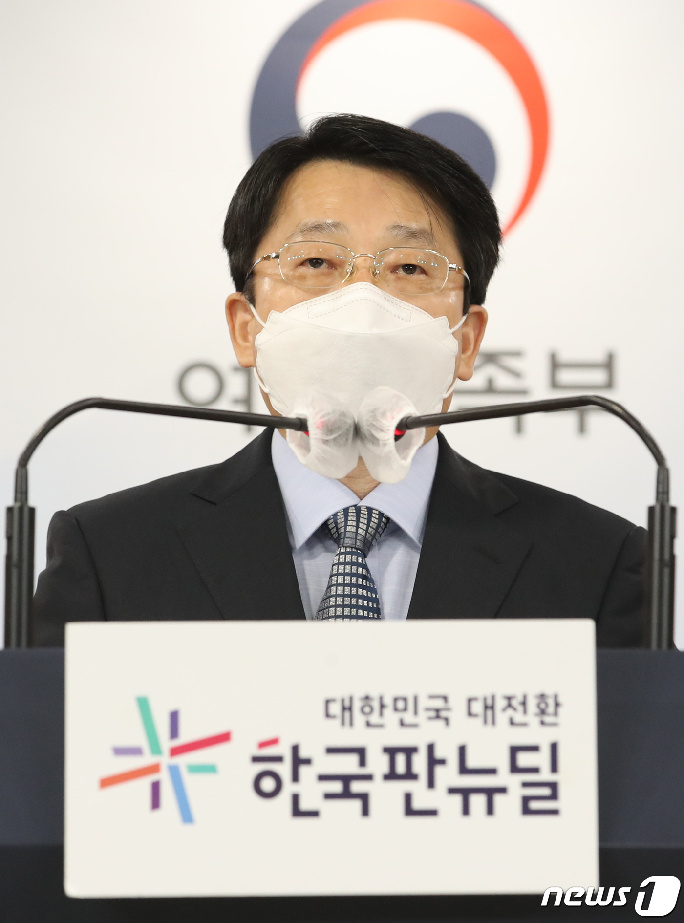 (서울=뉴스1) 송원영 기자 = 김권영 여성가족부 가족정책관이 14일 오전 서울 종로구 정부서울청사에서 '1인 가구 사회관계망 형성 등 보편적 가족 서비스 강화' 브리핑을 하고 있 …