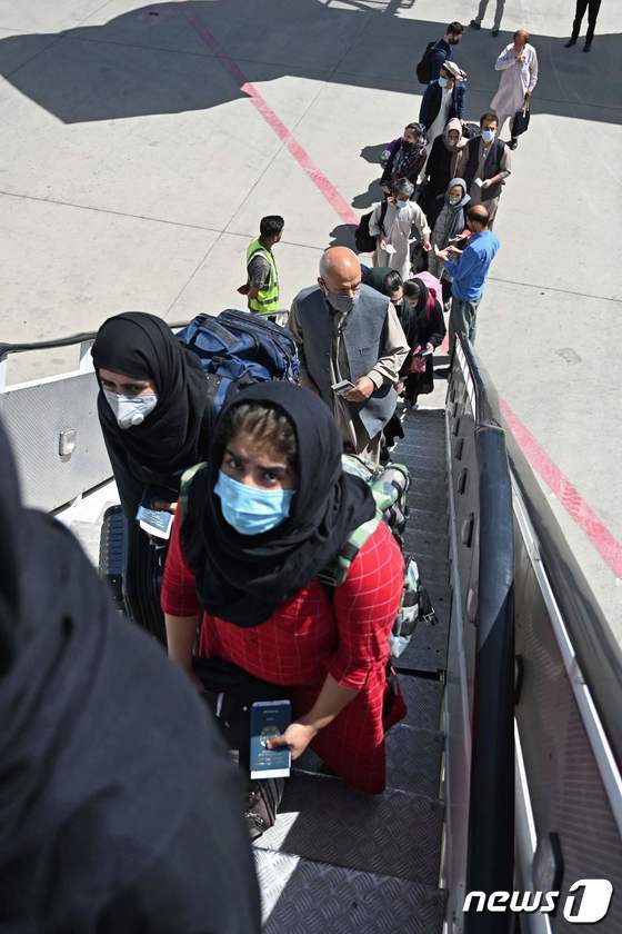 [사진] 카불 공항서 파키스탄 여객기 타는 승객들