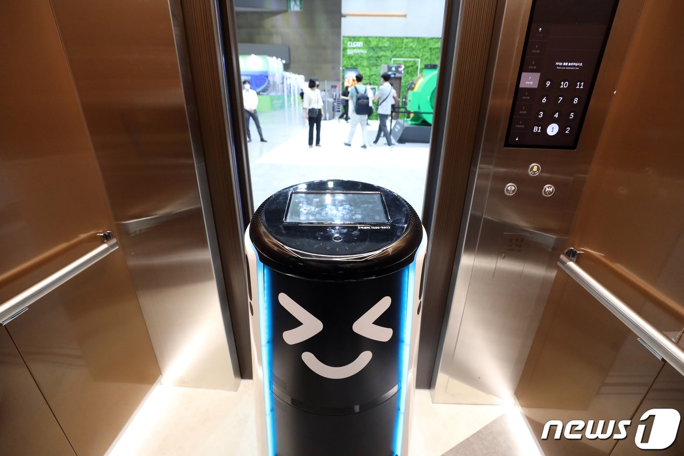 본문 이미지 - 현대엘리베이터 관계자가 배달의 민족 배달로봇 딜리 시연을 하고 있다/뉴스1 ⓒ News1 황기선 기자