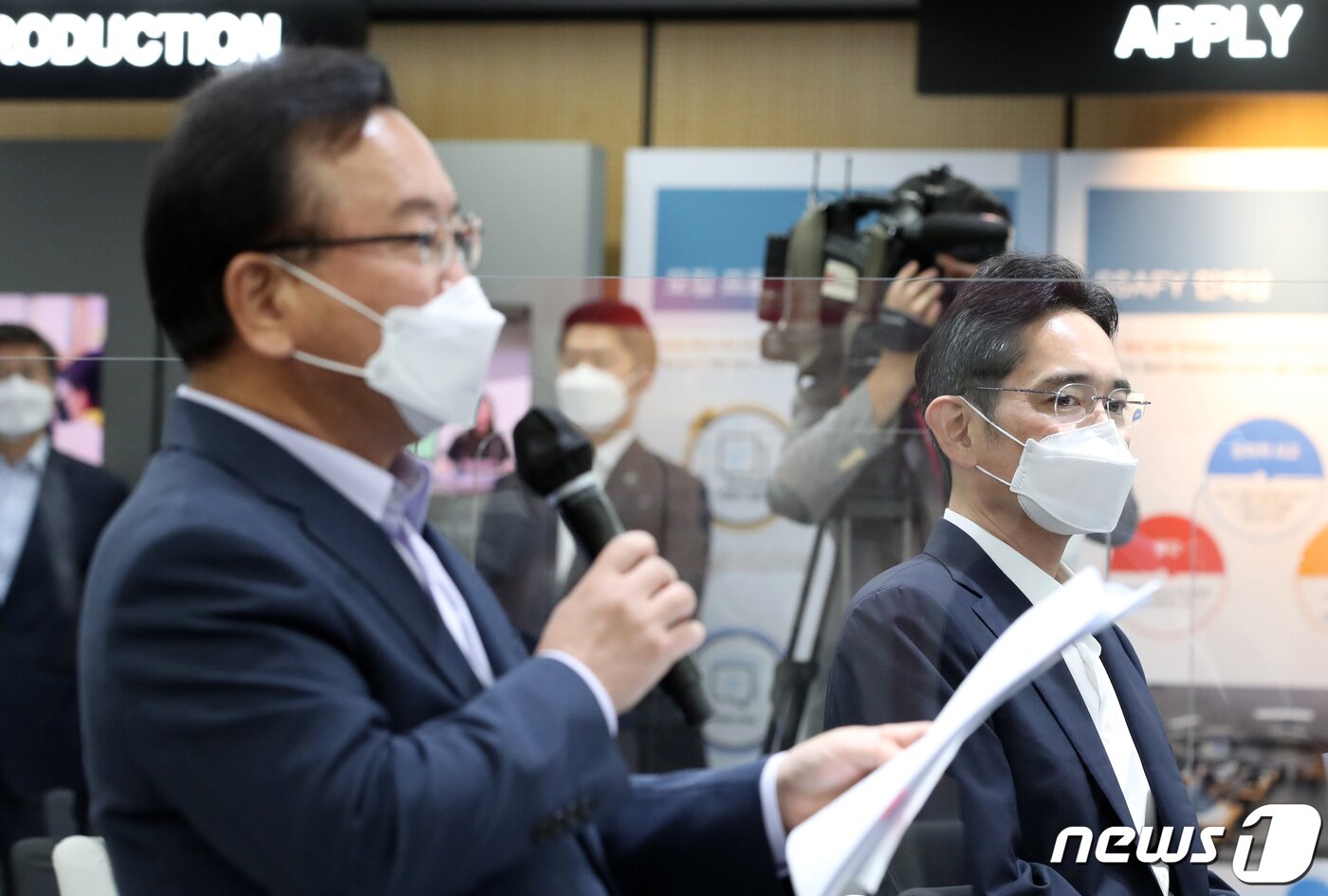 본문 이미지 - 이재용 삼성전자 부회장이 14일 오전 서울 강남구 역삼동 멀티캠퍼스에서 진행되는 '삼성 청년 소프트웨어 아카데미(SSAFY)' 교육 현장에서 김부겸 국무총리의 모두발언을 경청하고 있다. 삼성은 정부가 추진하는 청년 일자리 프로젝트 '청년희망ON 프로젝트' 사업에 KT에 이어 2호 기업으로 참여했다.2021.9.14/뉴스1 ⓒ News1 송원영 기자
