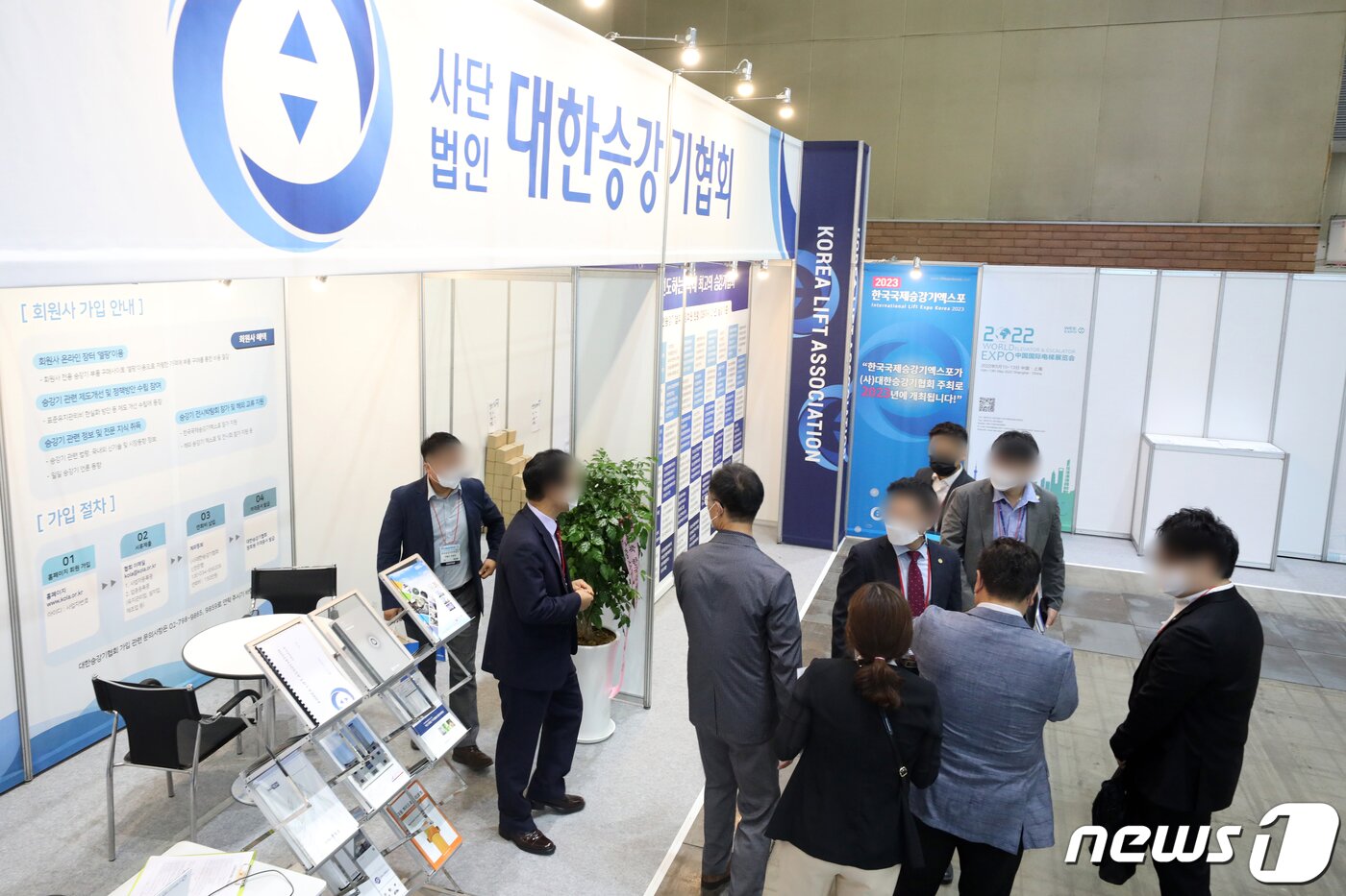 본문 이미지 - 14일 경기 고양시 일산서구 킨텍스에서 열린 '2021 한국국제승강기엑스포'에서 관람객들이 대한승강기협회 부스를 살펴보고 있다. 이날 개막한 이번 엑스포에는 70여개의 국내·외 승강기 관련 업체들이 참가, 오는 16일까지 진행된다. 2021.9.14/뉴스1 ⓒ News1 황기선 기자