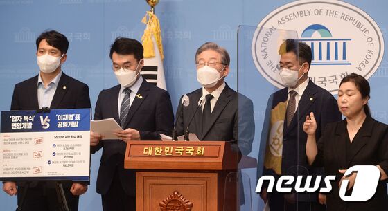 더불어민주당 이재명 대선 경선 후보가14일 국회 소통관에서 대장동 개발 관련 특혜 의혹을 반박하는 기자회견을 하고 있다. 이 후보는 이 자리에서