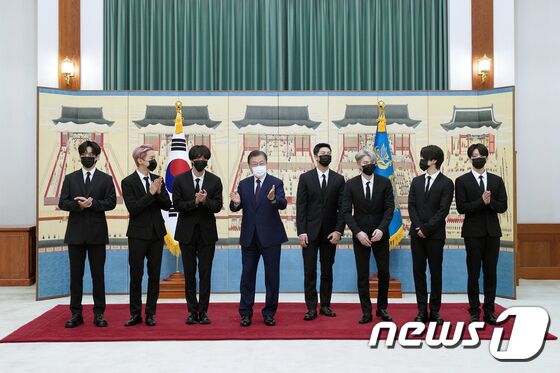 문재인 대통령이 14일 청와대에서 열린 미래세대와 문화를 위한 대통령 특별사절 임명장 수여식에서 아이돌 그룹 방탄소년단(BTS)에게 임명장을 수여하고 기념촬영을 하고 있다. 왼쪽부터 뷔, 제이홉, 진, 문 대통령, RM, 슈가, 지민, 정국. 유승관 기자