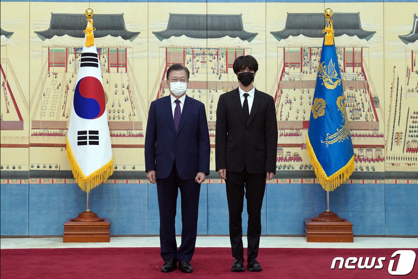 본문 이미지 - 문재인 대통령이 14일 청와대에서 열린 미래세대와 문화를 위한 대통령 특별사절 임명장 수여식에서 아이돌 그룹 방탄소년단(BTS) 멤버 진(김석진)에게 임명장을 수여하고 기념촬영을 하고 있다. 2021.914/뉴스1 ⓒ News1 유승관 기자