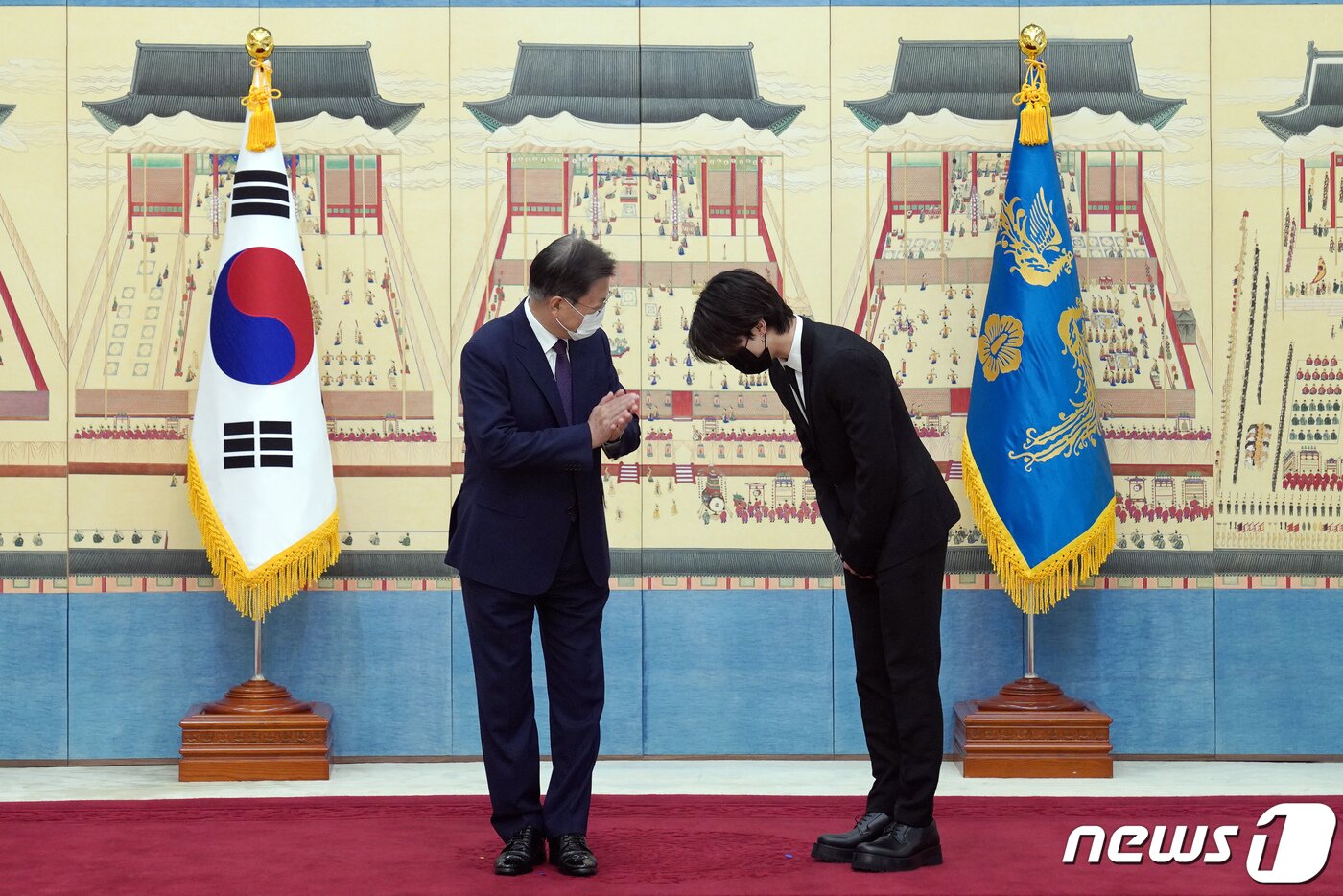 본문 이미지 - 문재인 대통령이 14일 청와대에서 열린 미래세대와 문화를 위한 대통령 특별사절 임명장 수여식에서 아이돌 그룹 방탄소년단(BTS) 멤버 지민(박지민)과 기념촬영 후 박수치고 있다. 2021.914/뉴스1 ⓒ News1 유승관 기자