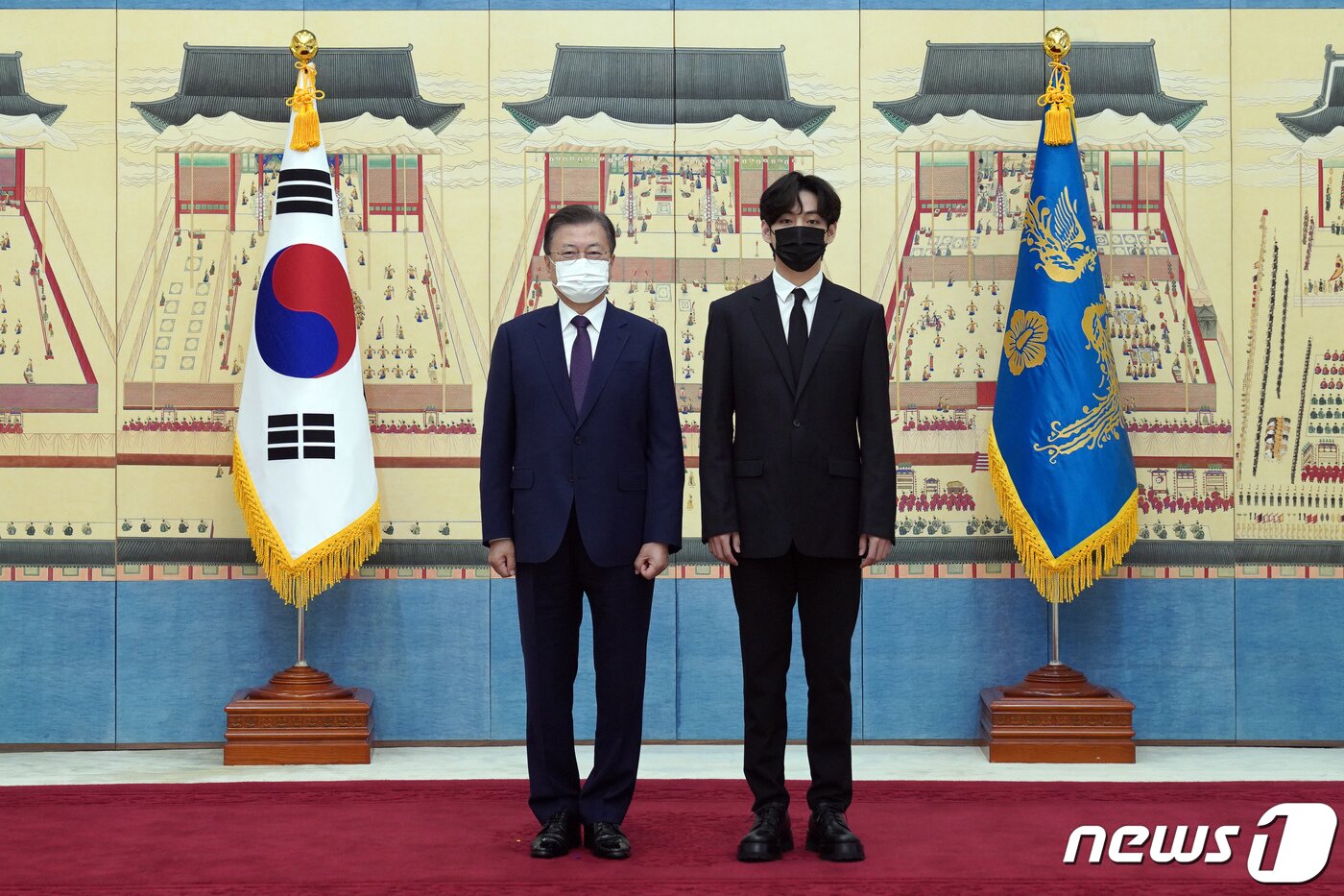 본문 이미지 - 문재인 대통령이 14일 청와대에서 열린 미래세대와 문화를 위한 대통령 특별사절 임명장 수여식에서 아이돌 그룹 방탄소년단(BTS) 멤버 뷔(김태형)에게 임명장을 수여하고 기념촬영을 하고 있다. 2021.914/뉴스1 ⓒ News1 유승관 기자