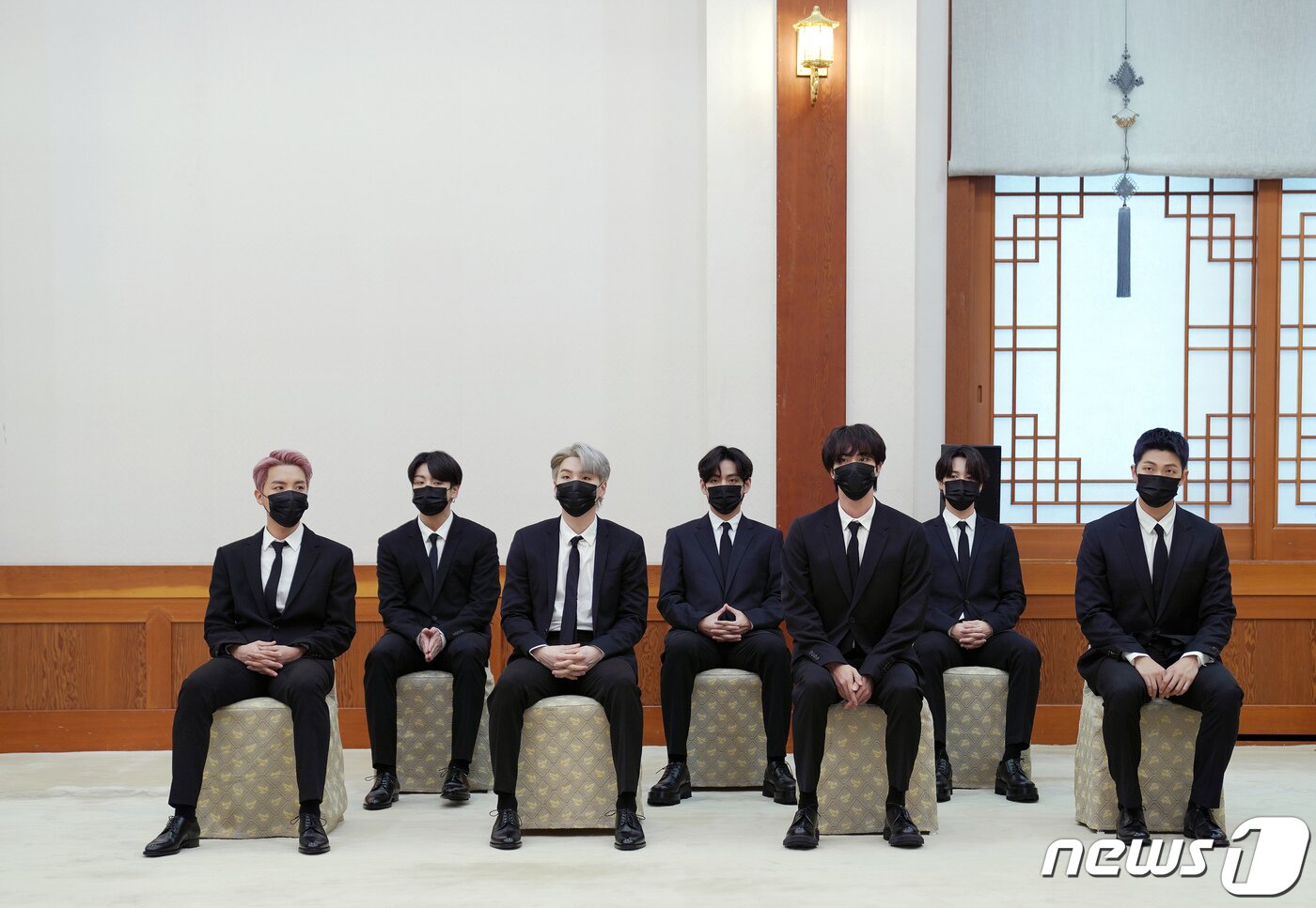 본문 이미지 - 아이돌그룹 방탄소년단(BTS)이 14일 청와대 에서 열린 미래세대와 문화를 위한 대통령 특별사절 임명장 수여식에 참석하고 있다. 왼쪽부터 제이홉, 정국, 슈가, 뷔, 진, 지민, RM. 2021.9.14/뉴스1 ⓒ News1 유승관 기자