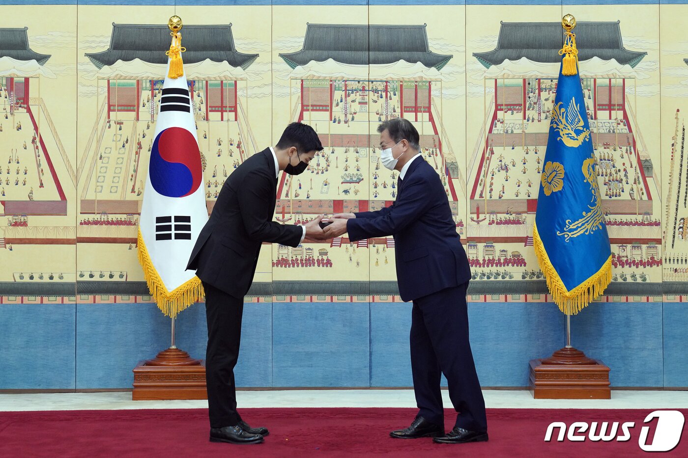 본문 이미지 - 문재인 대통령이 14일 청와대에서 열린 미래세대와 문화를 위한 대통령 특별사절 임명장 수여식에서 아이돌 그룹 방탄소년단(BTS) 멤버 RM(김남준)에게 임명장을 수여하고 외교여권과 기념품을 전달하고 있다. 2021.914/뉴스1 ⓒ News1 유승관 기자