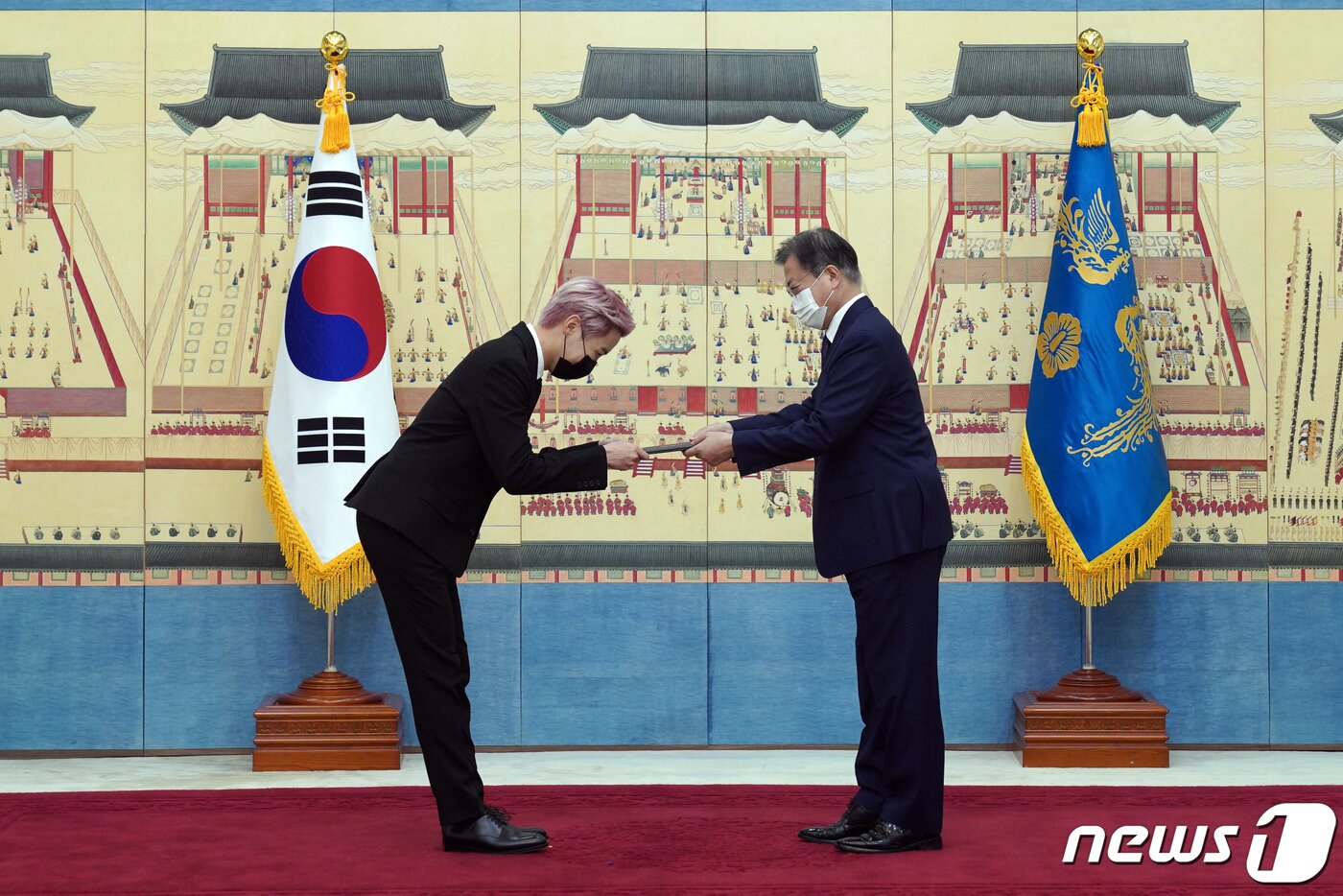 본문 이미지 - 문재인 대통령이 14일 청와대에서 열린 미래세대와 문화를 위한 대통령 특별사절 임명장 수여식에서 아이돌 그룹 방탄소년단(BTS) 멤버 제이홉(정호석)에게 임명장을 수여하고 외교여권과 기념품을 전달하고 있다. 2021.914/뉴스1 ⓒ News1 유승관 기자