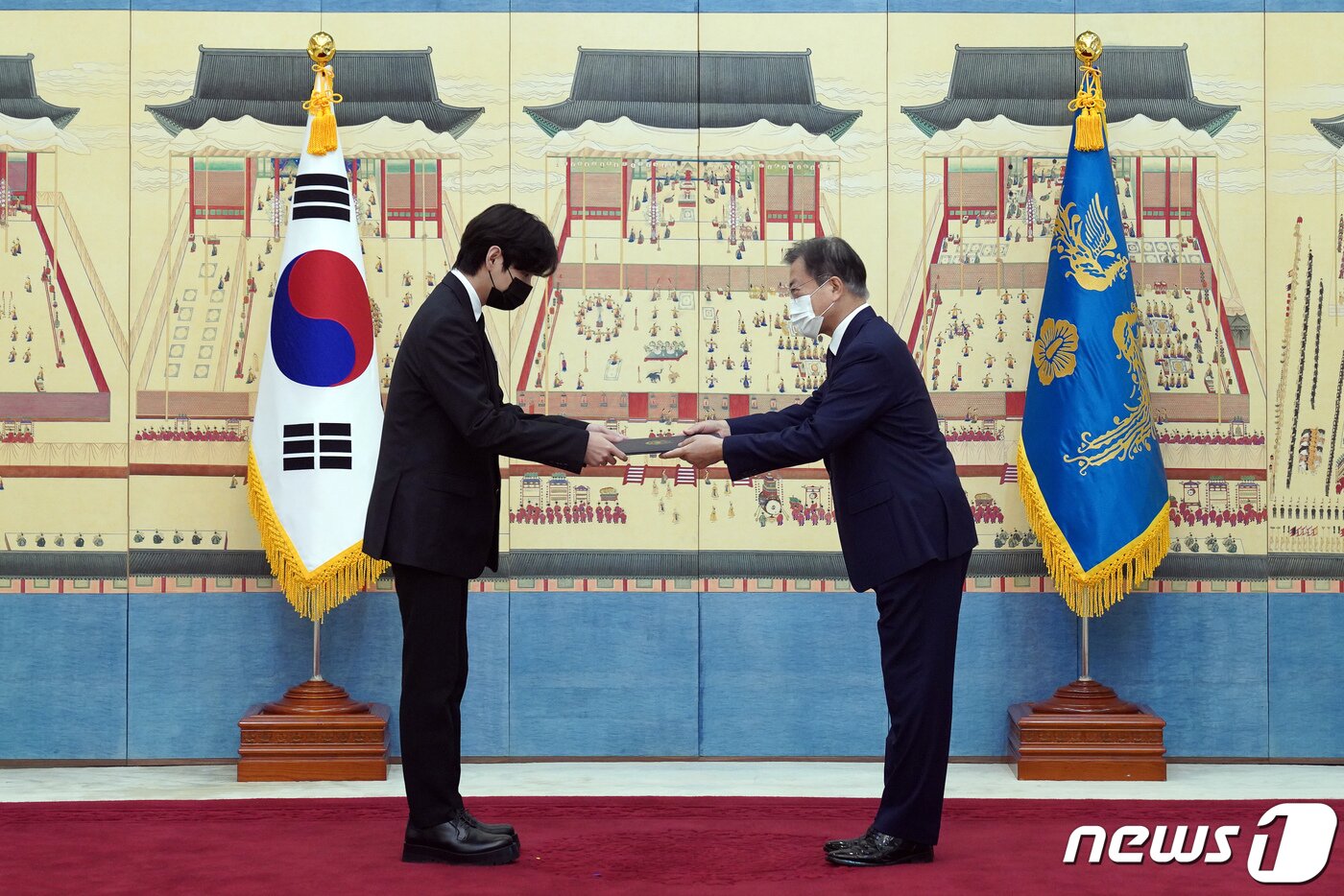 본문 이미지 - 문재인 대통령이 14일 청와대에서 열린 미래세대와 문화를 위한 대통령 특별사절 임명장 수여식에서 아이돌 그룹 방탄소년단(BTS) 멤버 뷔(김태형)에게 임명장을 수여하고 외교여권과 기념품을 전달하고 있다. 2021.914/뉴스1 ⓒ News1 유승관 기자