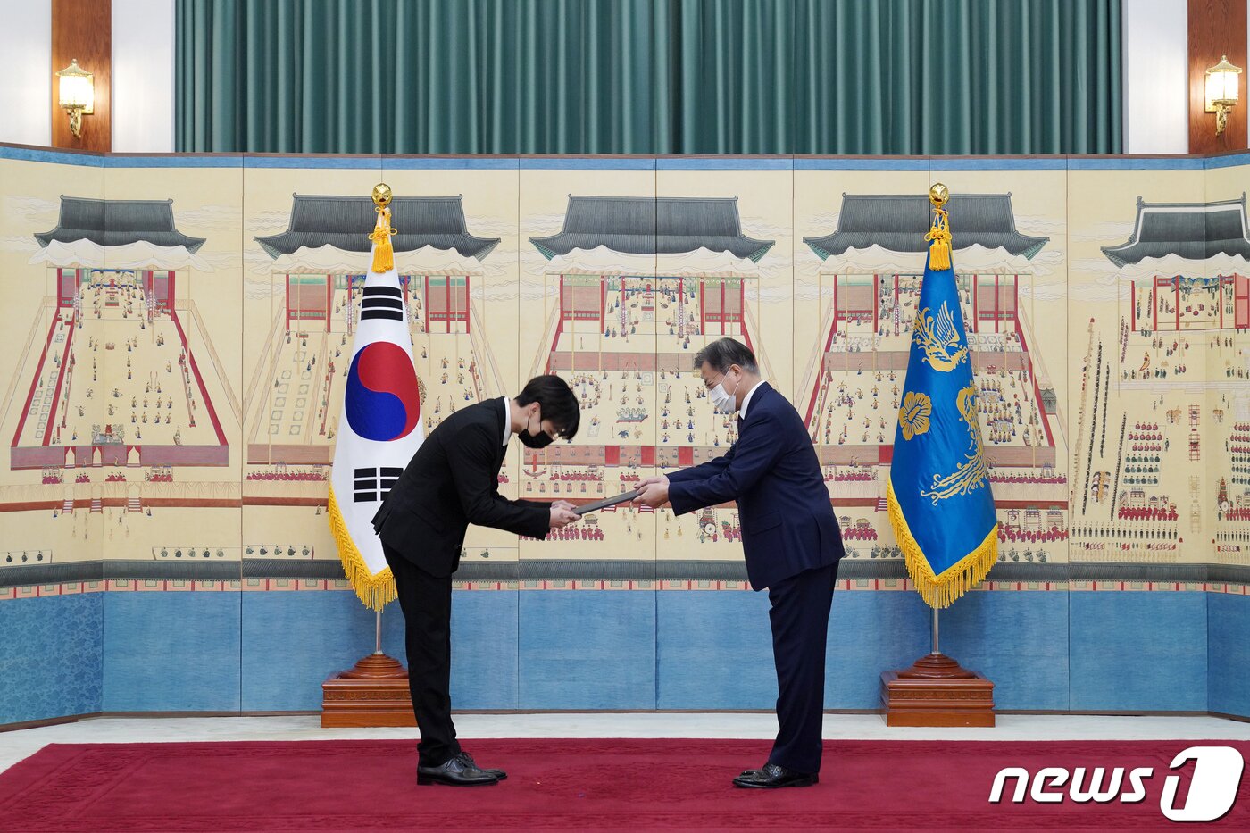 본문 이미지 - 문재인 대통령이 14일 청와대에서 열린 미래세대와 문화를 위한 대통령 특별사절 임명장 수여식에서 아이돌 그룹 방탄소년단(BTS) 멤버 정국(전정국)에게 임명장을 수여하고 외교여권과 기념품을 전달하고 있다. 2021.914/뉴스1 ⓒ News1 유승관 기자