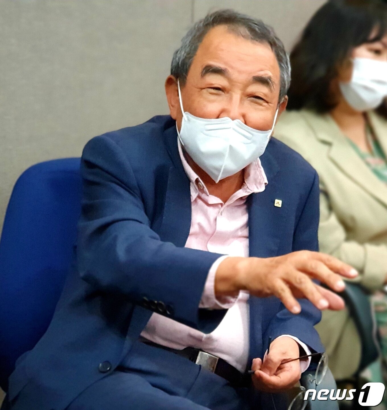 본문 이미지 - 이인우 사조그룹 식품총괄 부회장이 14일 서울 중구 남창동 롯데손해보험빌딩 강당에서 열린 사조산업 임시주주총회에서 소액주주와 대화하고 있다. ⓒ 뉴스1 황덕현 기자