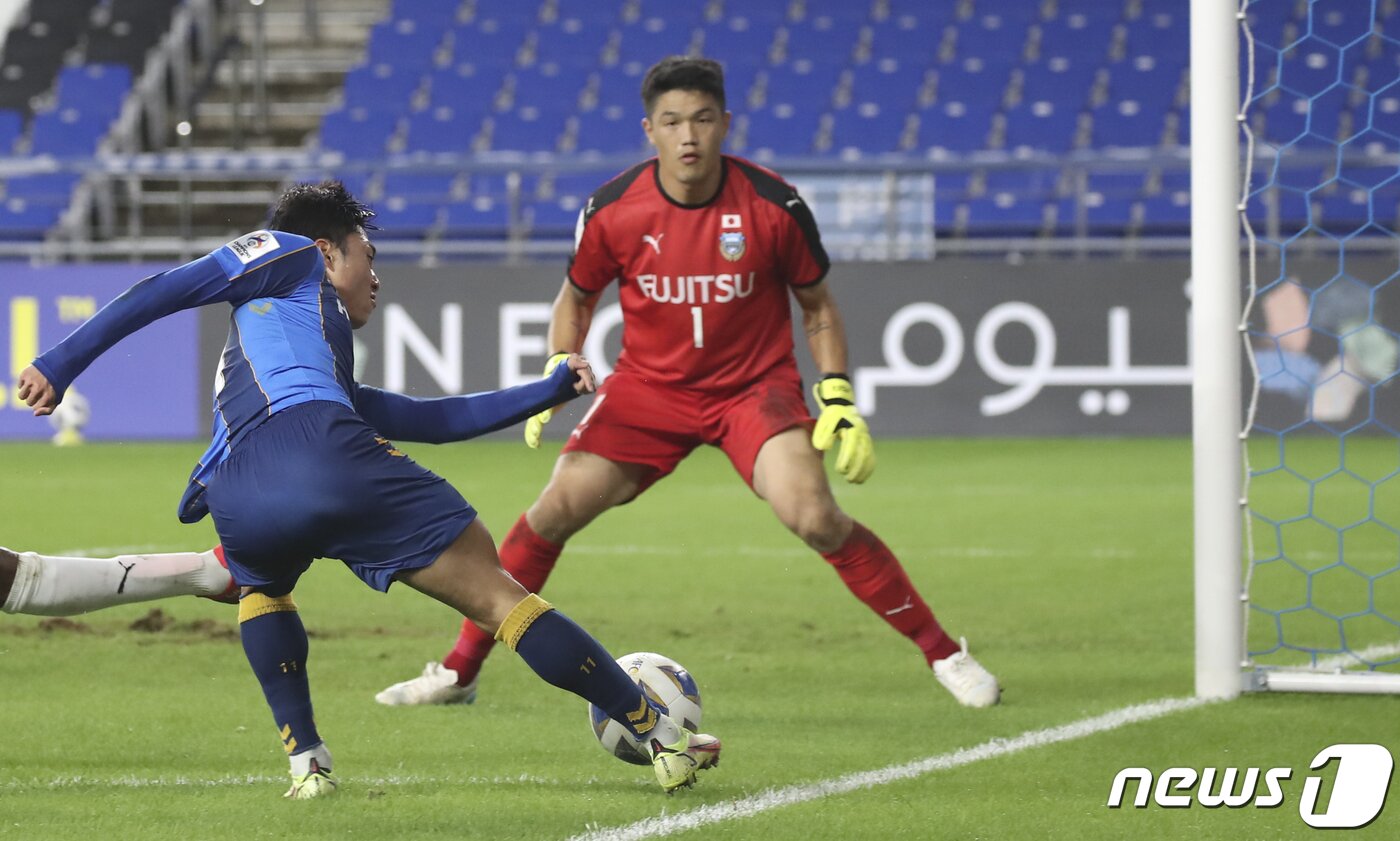 본문 이미지 - 14일 오후 울산 문수축구경기장에서 열린 프로축구 아시아축구연맹 챔피언스리그(ACL) 16강 울산현대와 가와사키 프론탈레의 경기에서 울산 이동준이 슛을 시도하고 있다. 2021.9.14/뉴스1 ⓒ News1 DB