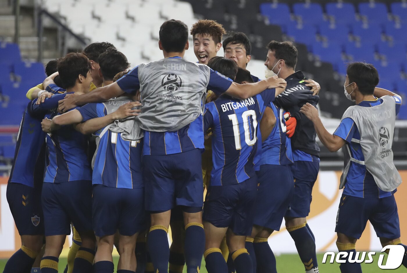 본문 이미지 - 14일 오후 울산 문수축구경기장에서 열린 프로축구 아시아축구연맹 챔피언스리그&#40;ACL&#41; 16강 울산현대와 가와사키 프론탈레의 경기에서 승부차기 접전 끝에 울산이 가와사키에 3대 2로 승리했다. 승리한 울산 선수들이 환호하고 있다. 2021.9.14/뉴스1 ⓒ News1 윤일지 기자