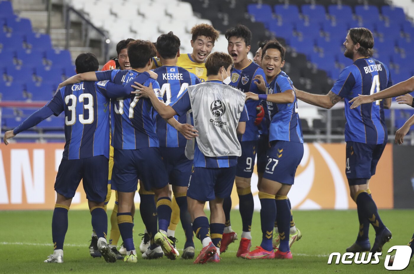 본문 이미지 - 14일 오후 울산 문수축구경기장에서 열린 프로축구 아시아축구연맹 챔피언스리그(ACL) 16강 울산현대와 가와사키 프론탈레의 경기에서 승부차기 접전 끝에 울산이 가와사키에 3대 2로 승리했다. 승리한 울산 선수들이 환호하고 있다. 2021.9.14/뉴스1 ⓒ News1 윤일지 기자