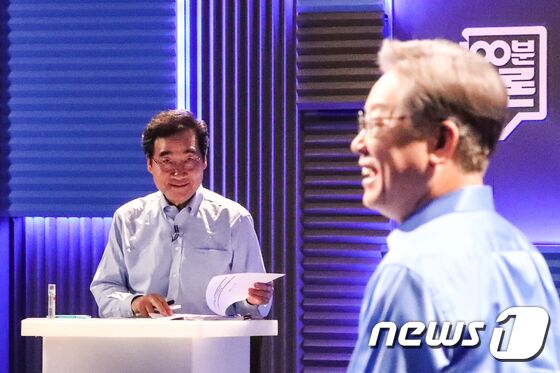 14일 밤 서울시 마포구 MBC 사옥에서 열린 더불어민주당 대선후보 100분 토론회에서 이낙연 대선 경선 후보(왼쪽)가 이재명 후보의 리허설을 바라보고 있다. 국회사진취재단