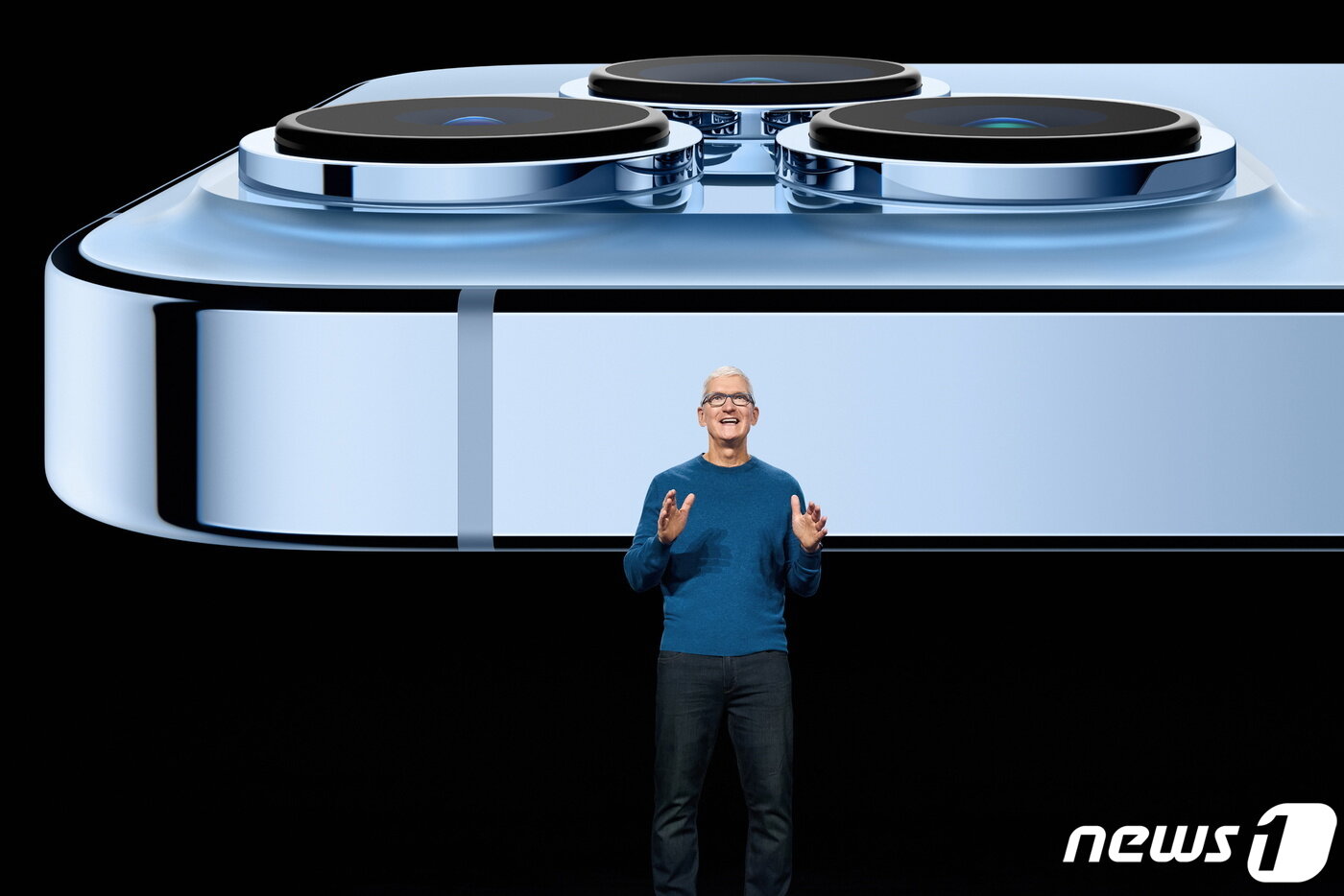 본문 이미지 - 팀 쿡 애플 CEO가 14일&#40;현지시간&#41; 캘리포니아 쿠퍼티노 애플파크에서 스페셜 애플 이벤트를 통해 아이폰 13 프로를 소개하고 있다. ⓒ 로이터=뉴스1 ⓒ News1 김진환 기자