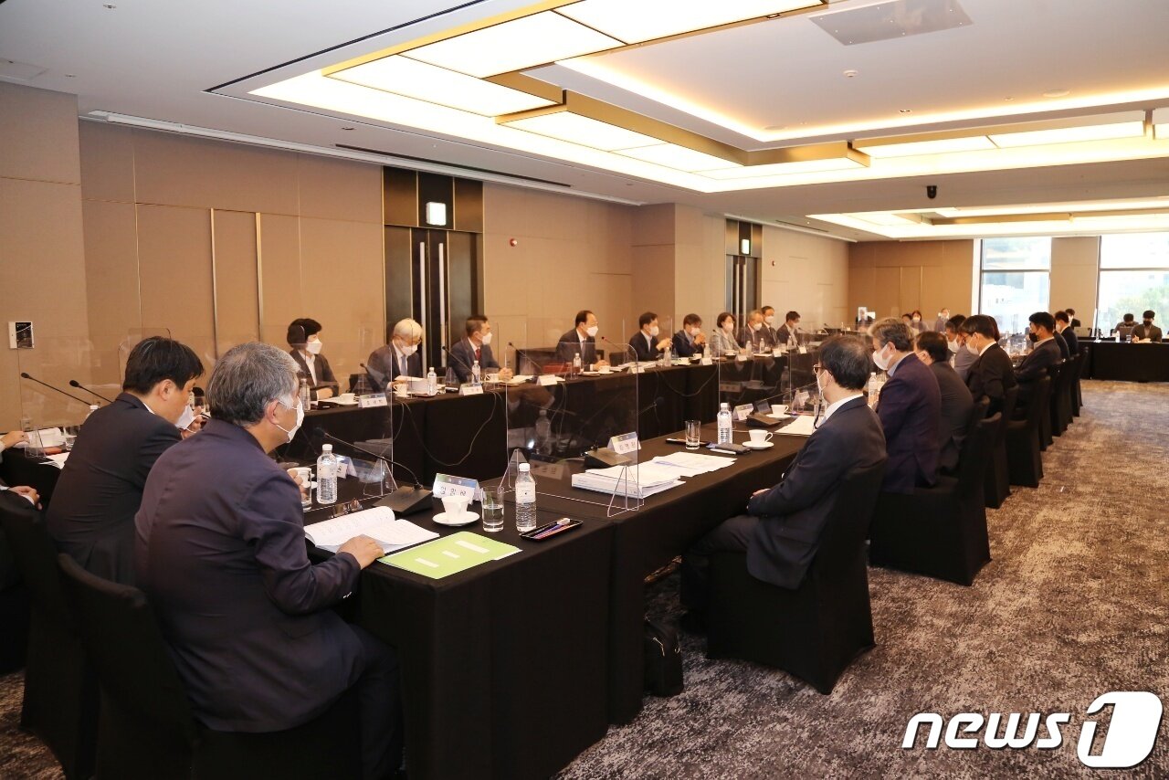 본문 이미지 - 동반성장위원회는 15일 오전 제67차 동반성장위원회를 개최하고 '2020년 동반성장지수' 평가 결과를 발표했다. (동반성장위원회 제공) ⓒ 뉴스1