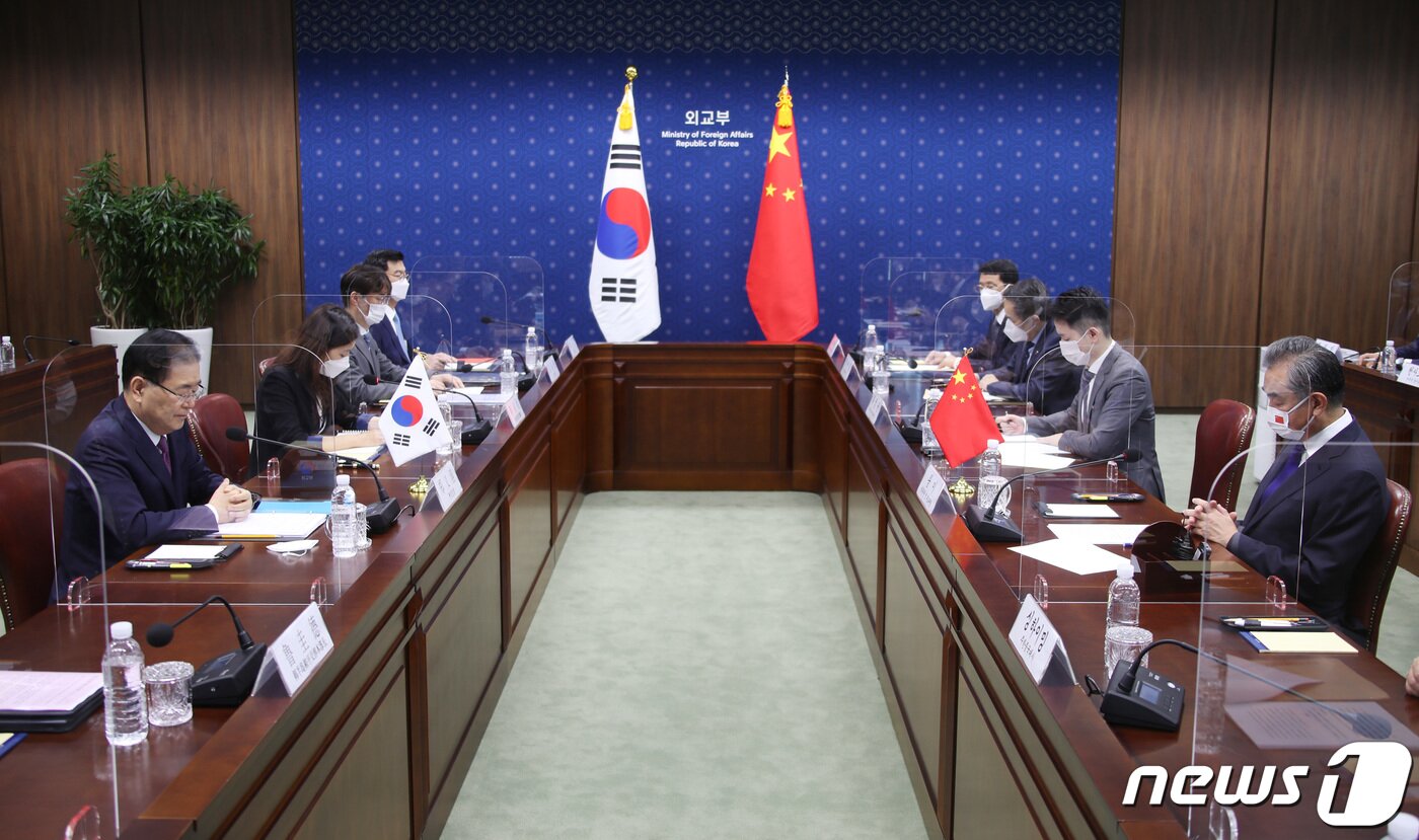 본문 이미지 - 정의용 외교부 장관(왼쪽)과 왕이 중국 외교담당 국무위원 겸 외교부장이 15일 오전 서울 종로구 외교부 청사에서 회담하고 있다. 2021.9.15/뉴스1 ⓒ News1 박지혜 기자