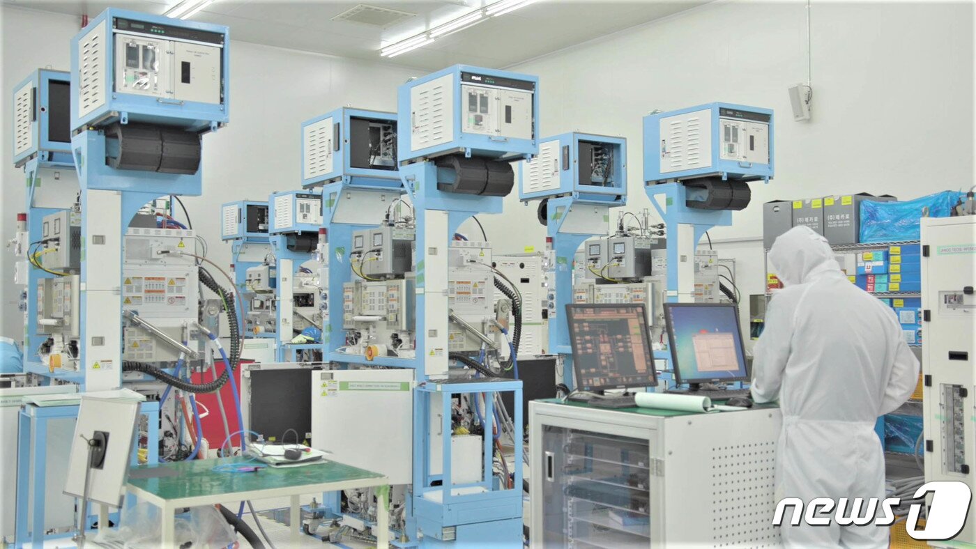본문 이미지 - 반도체 생산설비를 점검하는 모습. (삼성전자 제공) /뉴스1