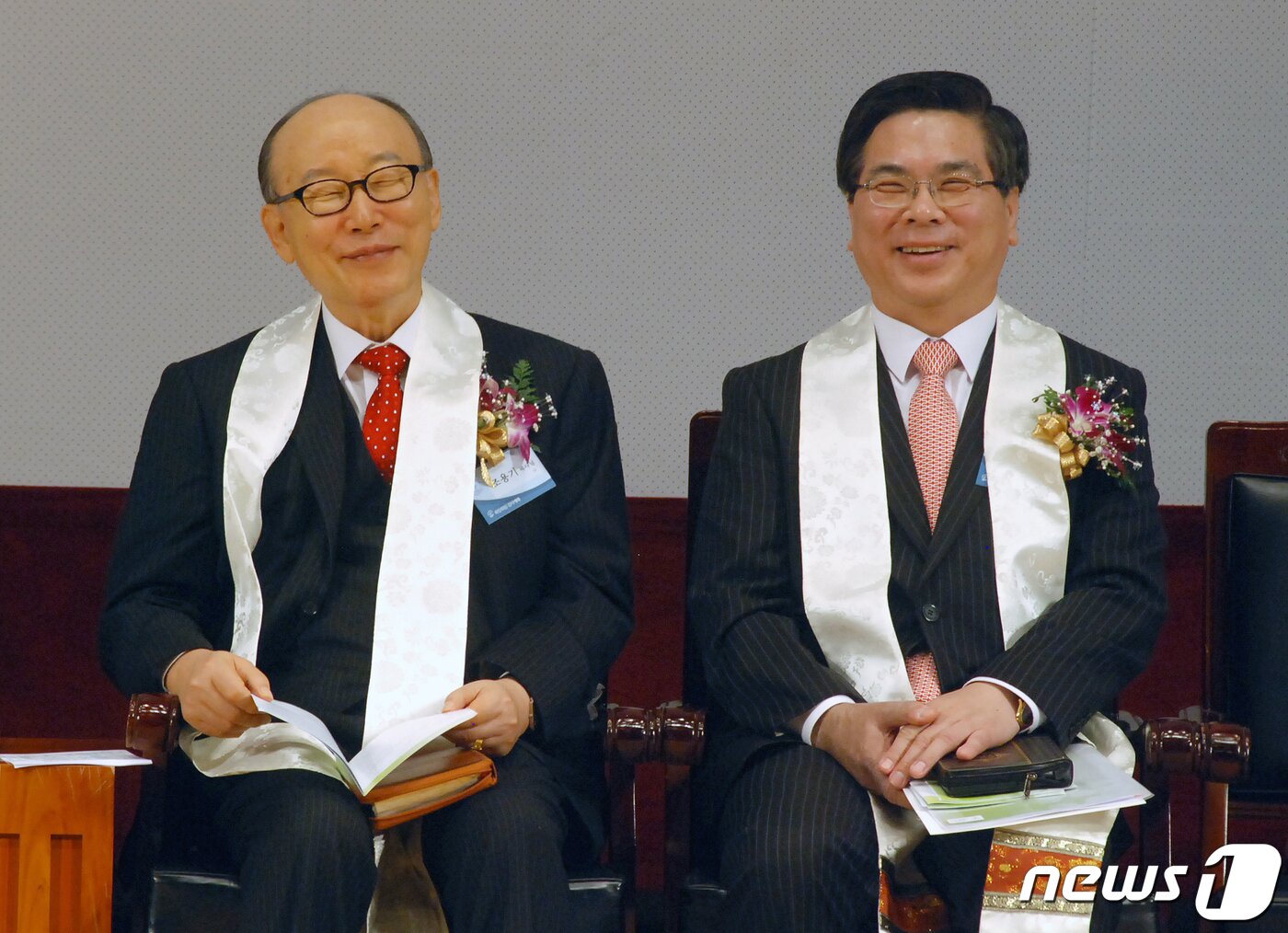 본문 이미지 - 조용기 여의도순복음교회 설립자(왼쪽)와 이영훈 여의도순복음교회 담임목사 ⓒ 뉴스1