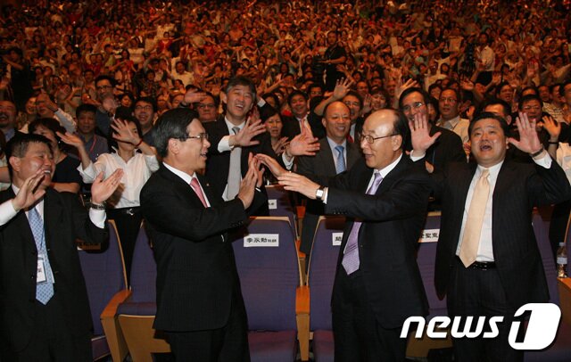 본문 이미지 - 2010년 타이페이성회에서 이영훈 목사(왼쪽)와 조용기 여의도순복음교회 설립자ⓒ 뉴스1