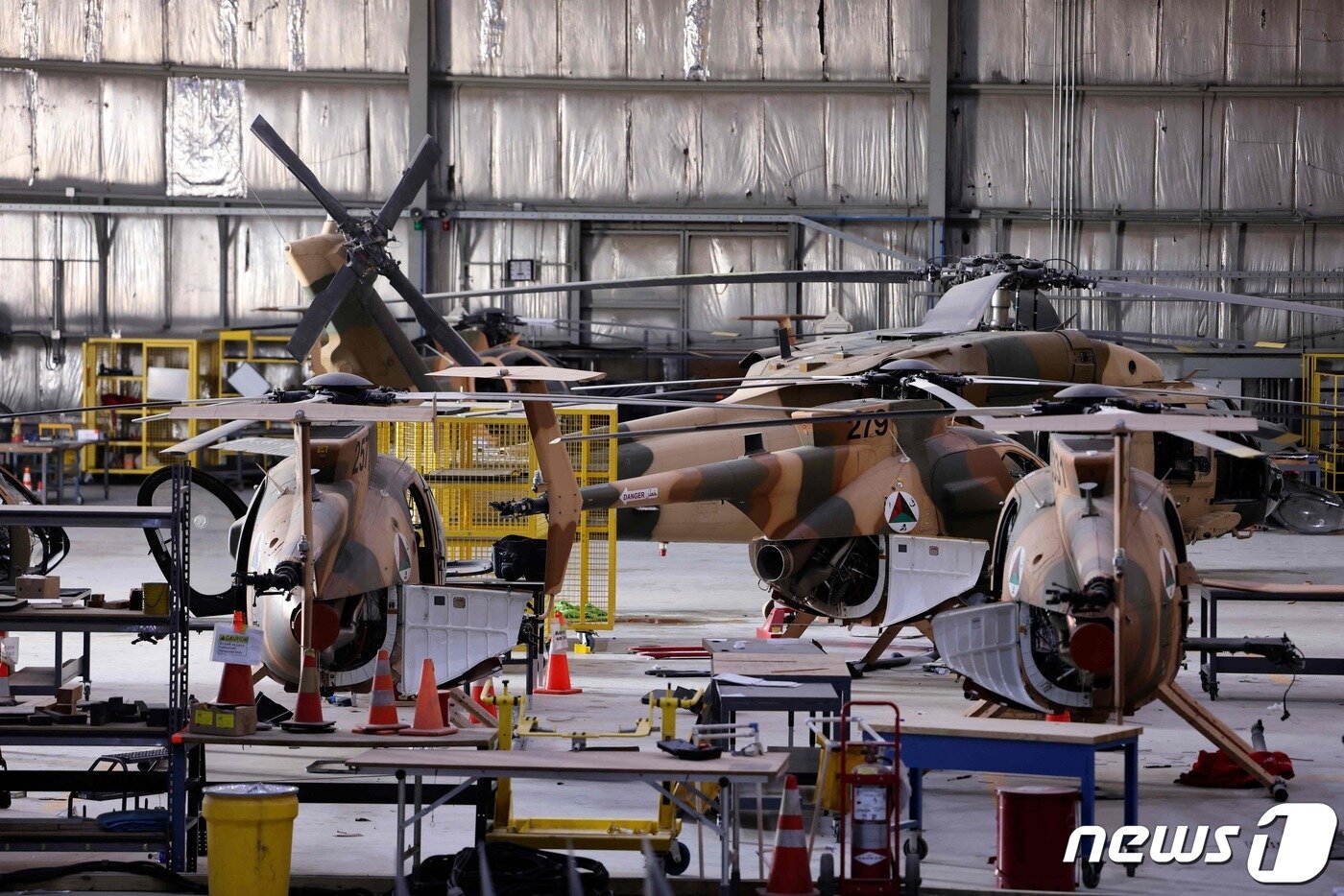본문 이미지 - 탈레반이 장악한 아프가니스탄 카불 공항 격납고에 파손된 미군 헬기들이 널려 있다. ⓒ AFP=뉴스1 ⓒ News1 
