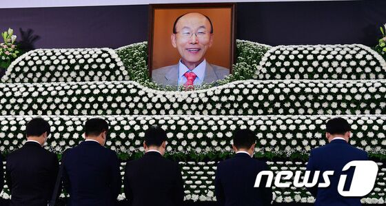 조문객들이 15일 서울 여의도순복음교회 대성전 1층 베다니홀에 마련된 고 조용기 원로목사의 빈소에서 조문하고 있다.